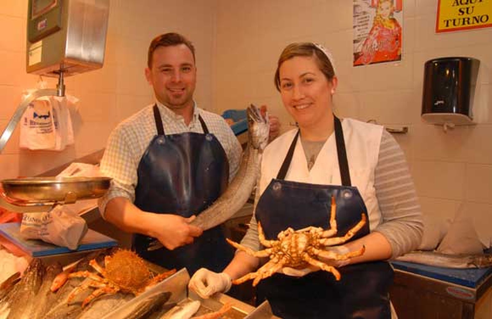 Pescadería Jesús y Remedios
Propietario: Jesús Martínez Utrera · Su sobrina, Remedios Cornejo, le acompaña cada jornada en la 
plaza
Puesto P-22
Género:Acedías de Sanlúcar, almejas, pez espada, cazón, gambas, atún...
Es la mejor plaza de España. O al menos eso es lo que opina Jesús Martínez, quien añade que es muy cómoda, bonita y muy agradable para comprar, así como resalta la importancia de los aparcamientos.
En su negocio, Jesús y Remedios ofrecen acedías de Sanlúcar, gambas, almejas, chocos, atún, cazón y pez espada a diario. Según la pesca, robalo, salmonete, caballas, boquerones.... Todo lo traen de El Puerto de Santa María y Barbate.

Paco Periñán