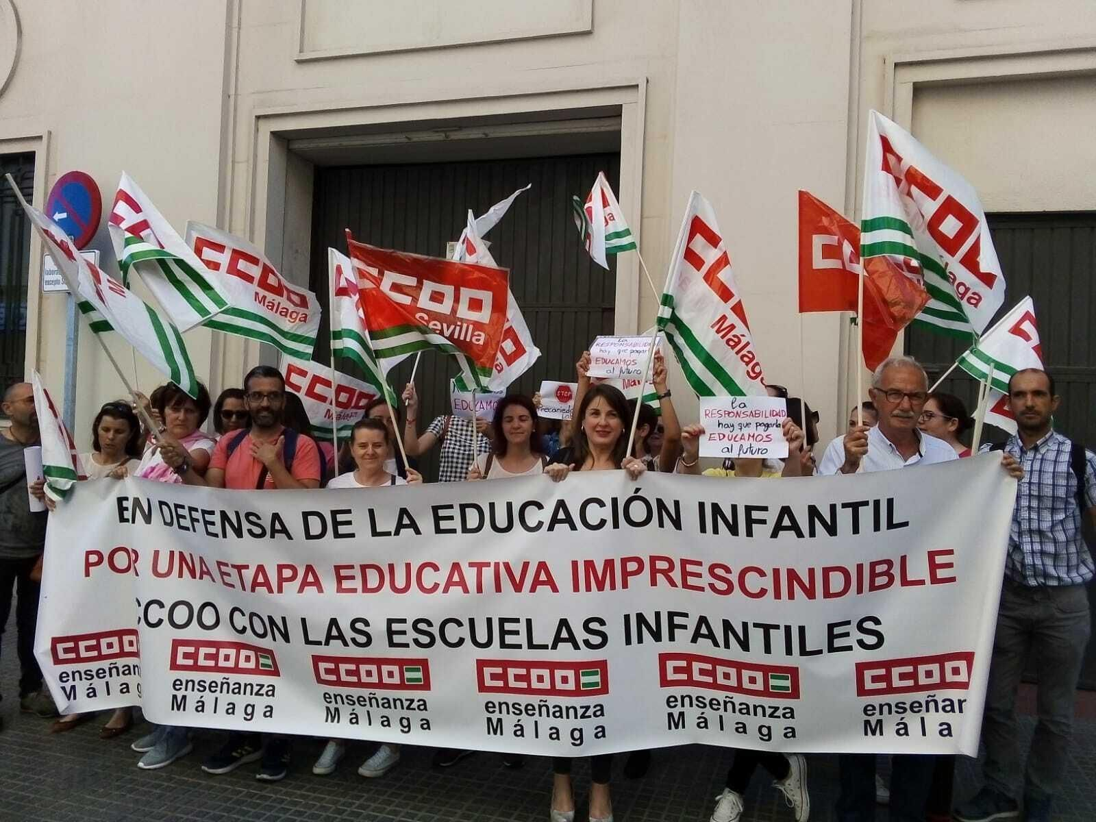 Concentración, este lunes, en la puerta de la CEM.