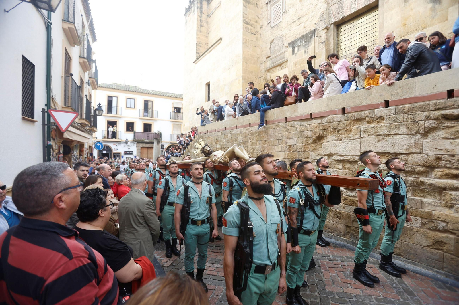 El vía crucis de la Caridad con la Legión en el Viernes Santo de Córdoba, en imágenes