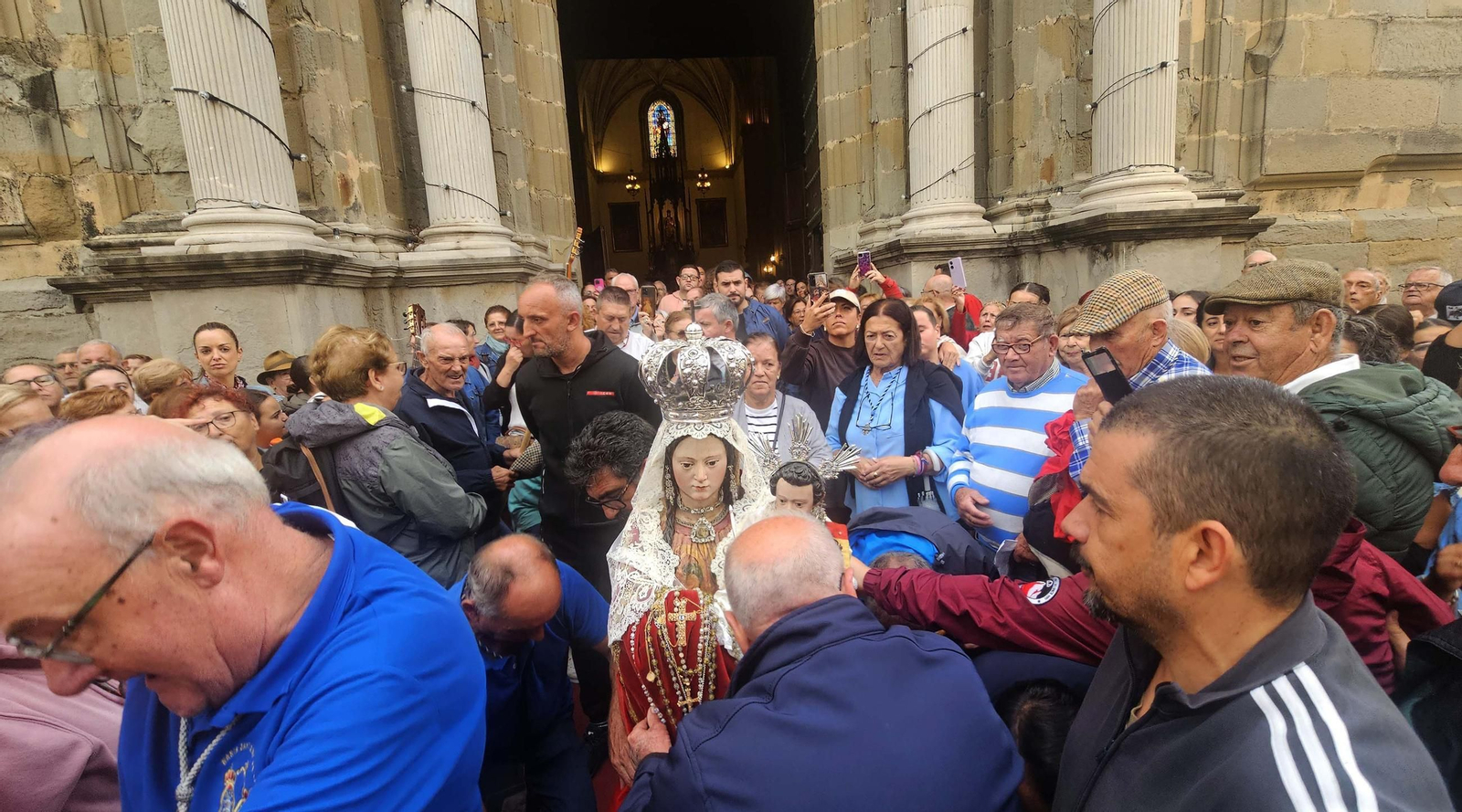 La Virgen de la Luz, patrona de Tarifa, regresa a su santuario entre el fervor y la lluvia