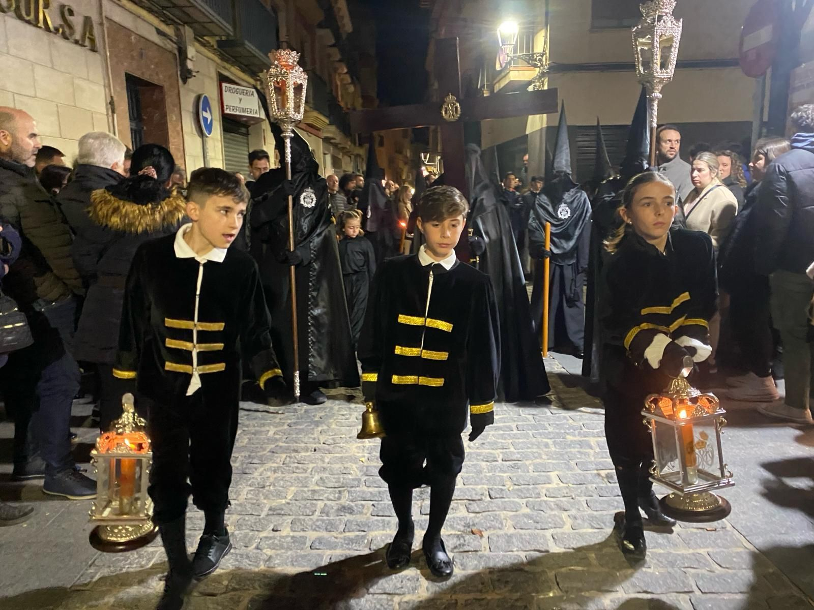 En imágenes: el Yaciente paseó su luto por las calles del centro de Jaén capital
