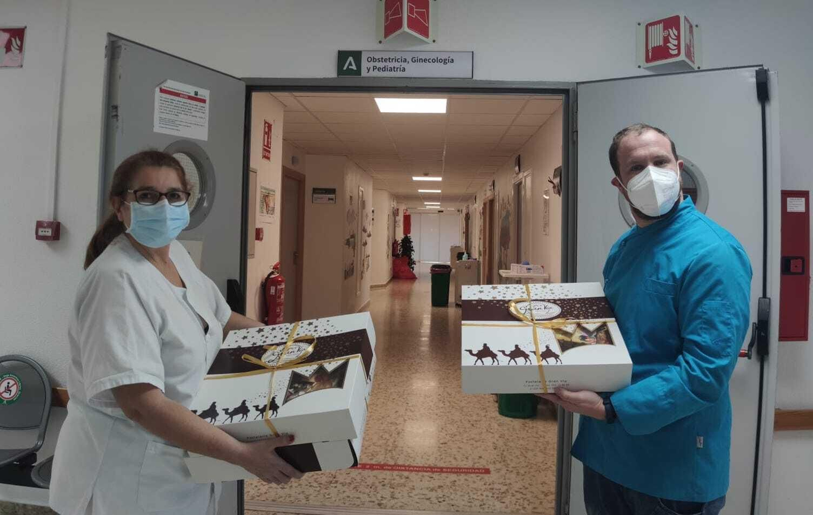 Pastelería Gran Vía y Ángel Rivas reparten roscones de Reyes en el Hospital de Riotinto