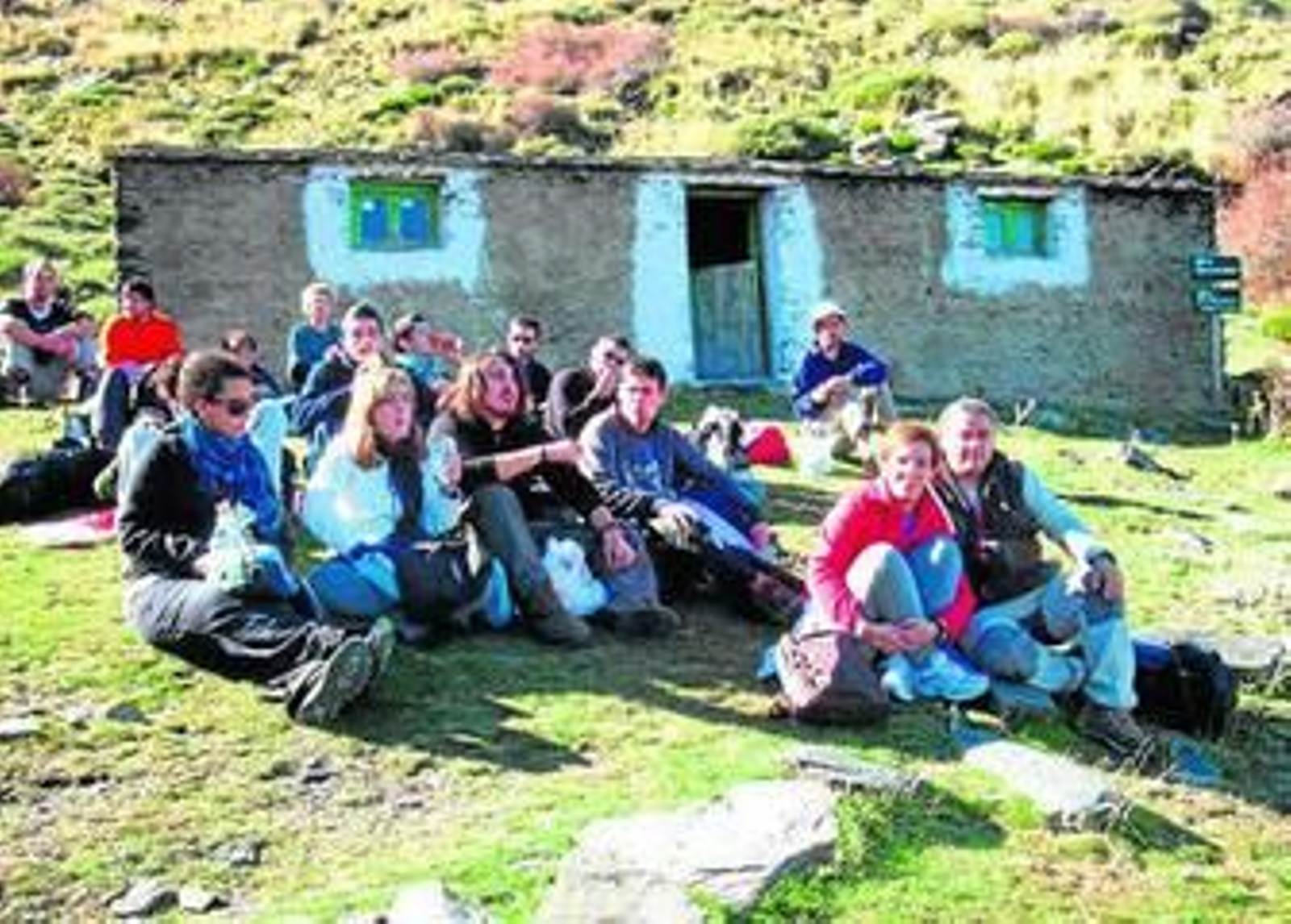 Los senderistas ante en el Cortijo de las Chorreas donde realizaron un descanso.