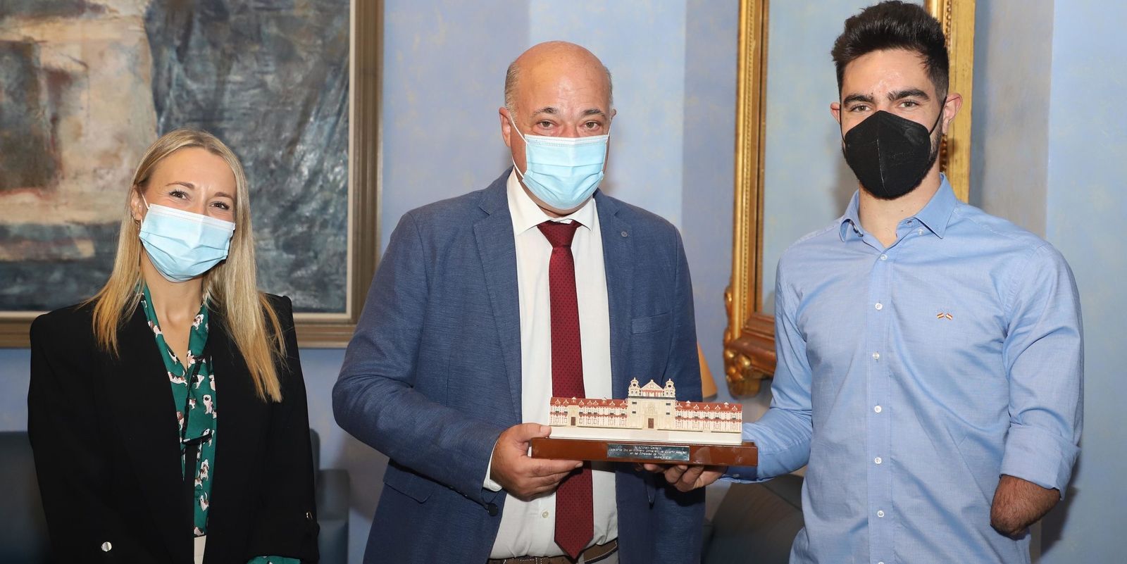 Alfonso Cabello posa junto a Antonio Ruiz y Ana Blasco.