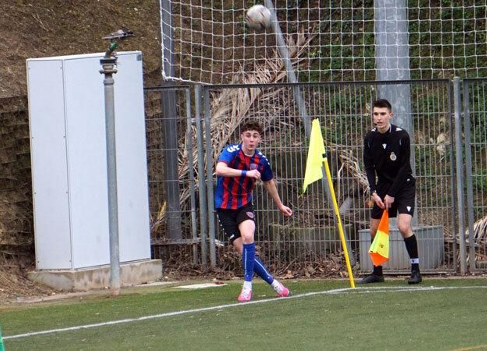 Izan, en un partido con el Leioa.