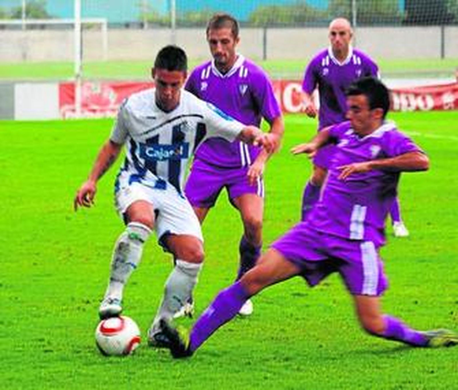 Insultar a un rival le costó un partido al recreativista Kike -izquierda-.