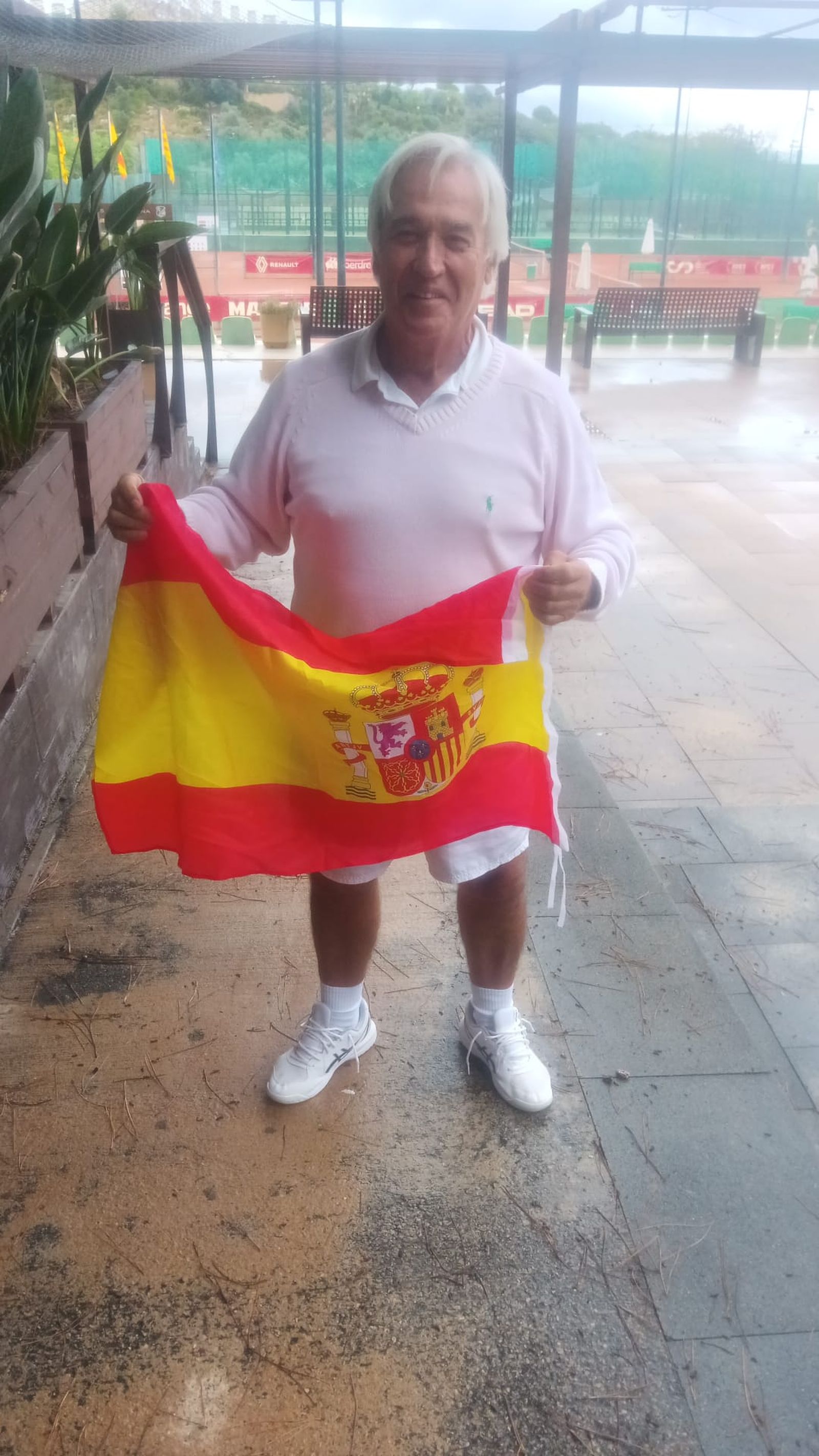Ramón Romero Abad posa con la bandera de España.