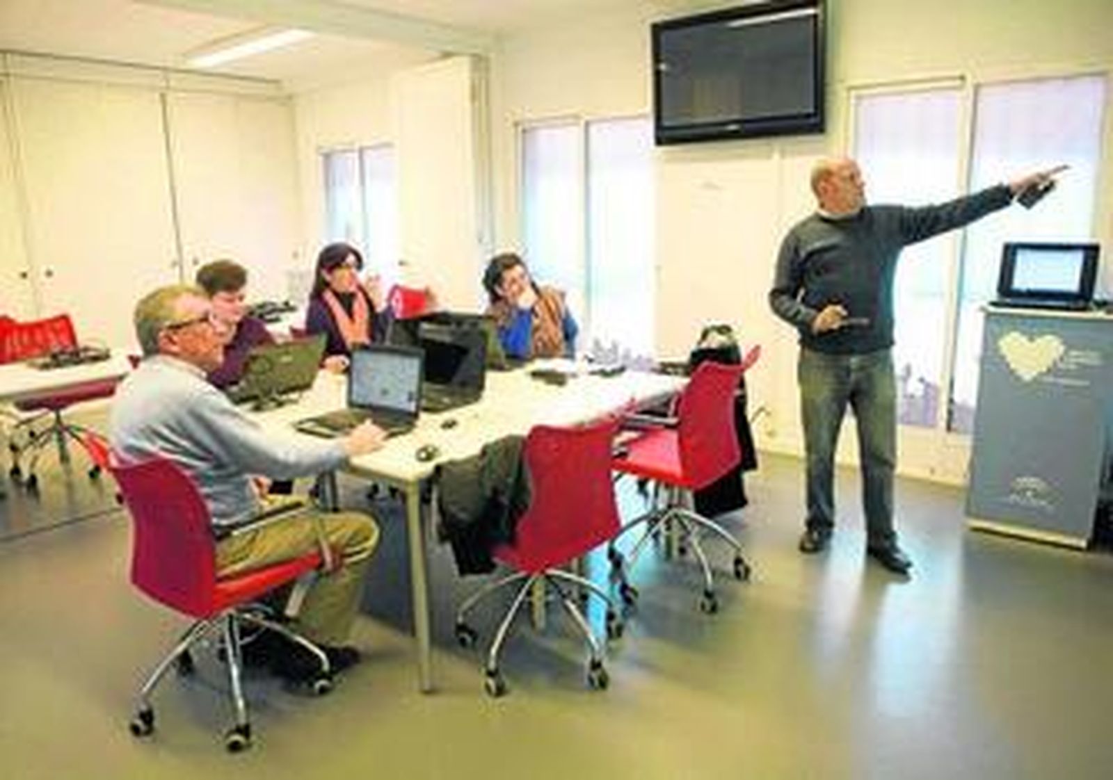 Una de las sesiones que imparten voluntarios en la sede de esta iniciativa, en la calle Amor de Dios.