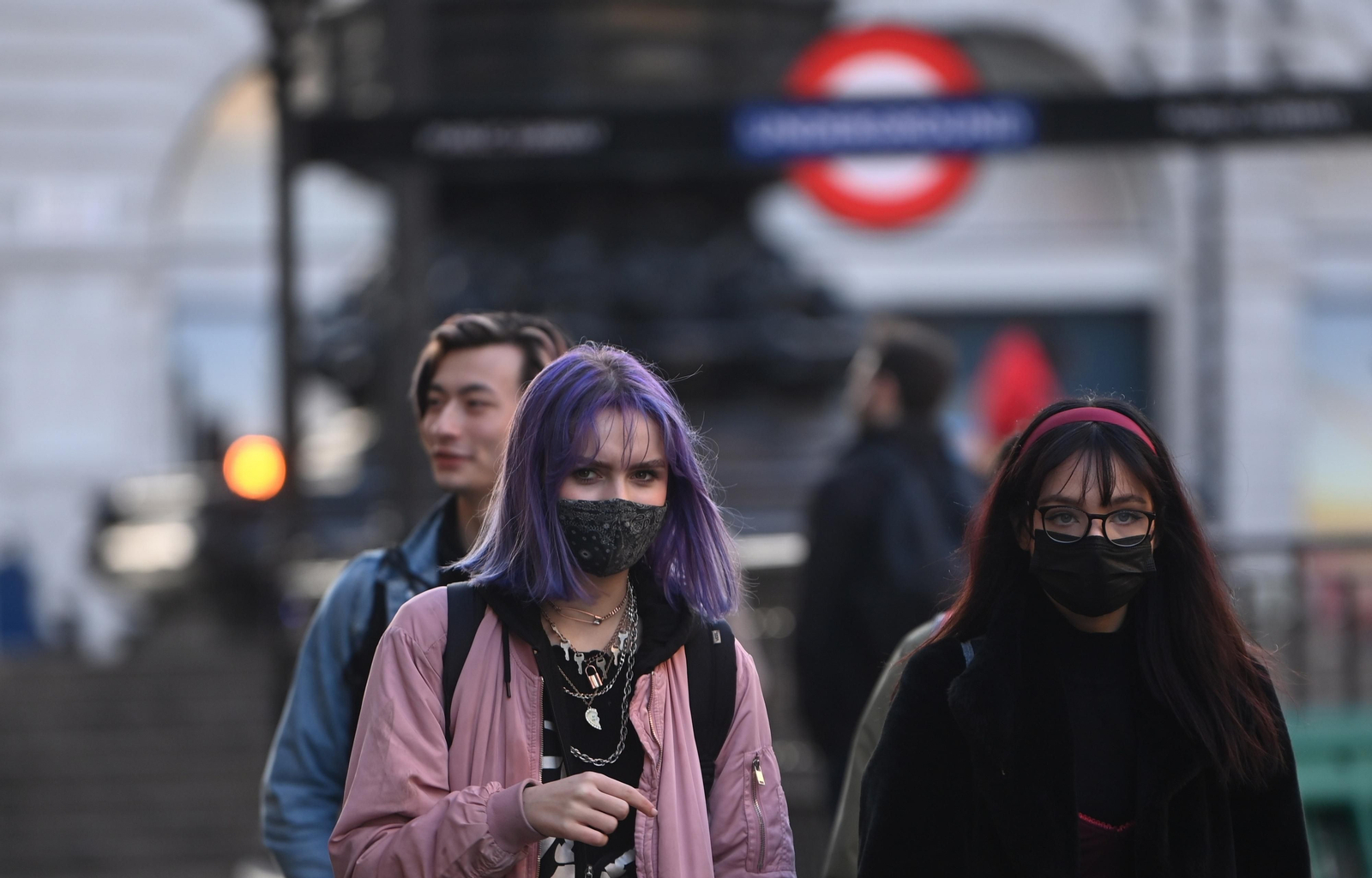 Un par de mujeres con mascarillas pasean por Londres