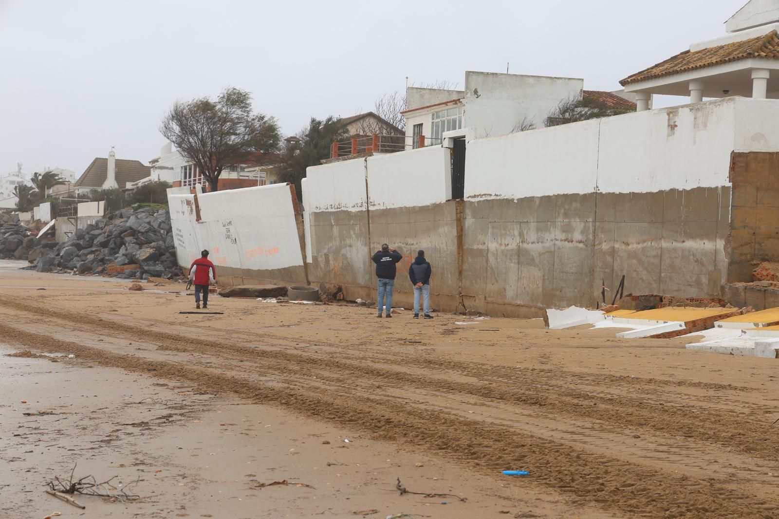 Casas destrozadas en El Portil junto a la línea de playa por el temporal: impactantes fotografías de los daños