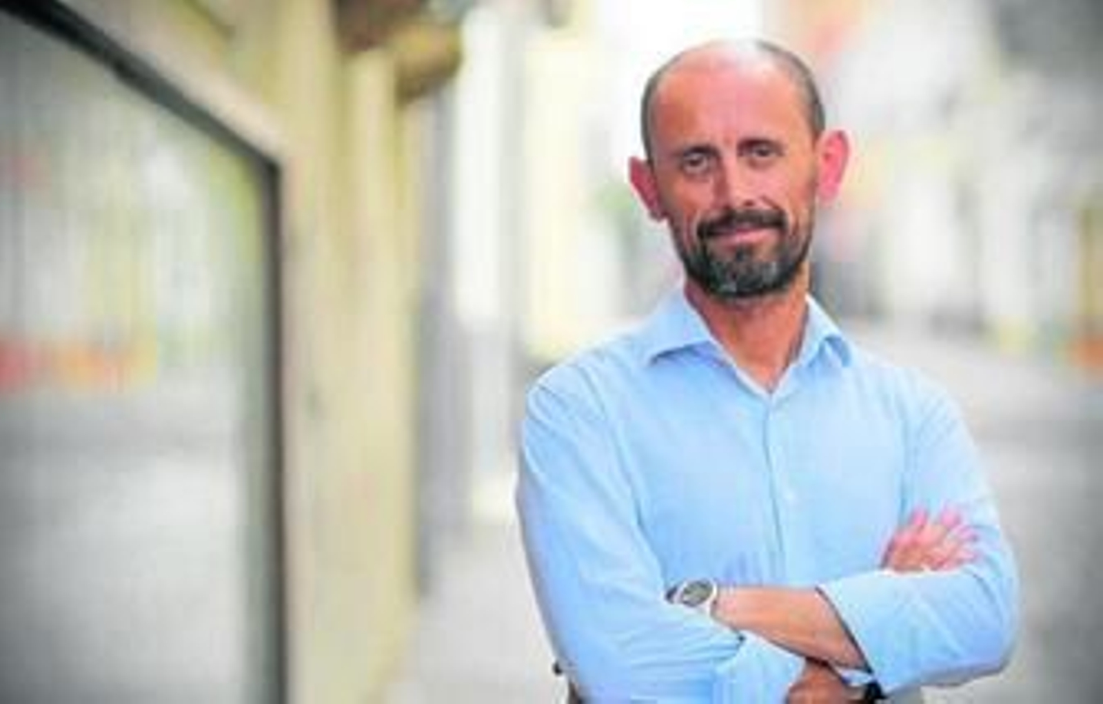 Zapata, nuevo presidente del San Fernando CD, posa para 'Diario de Cádiz' en el centro de la ciudad.