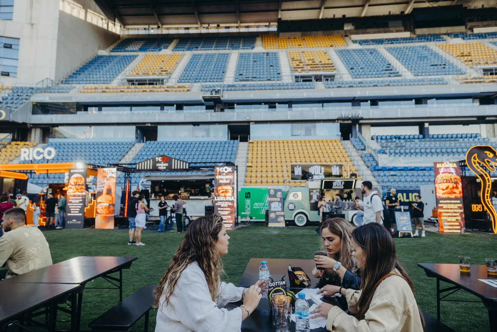 Búscate en las imágenes de la inauguración de The Champions Burger en el estadio Nuevo Mirandilla
