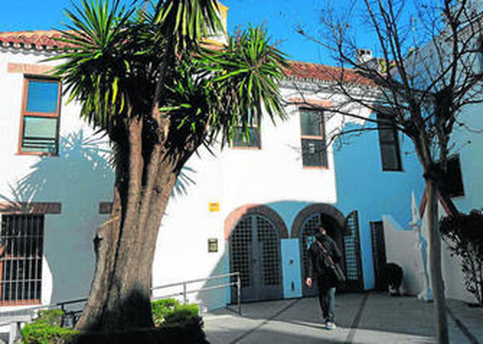 Un alumno entra en las instalaciones de la UNED en Marbella.