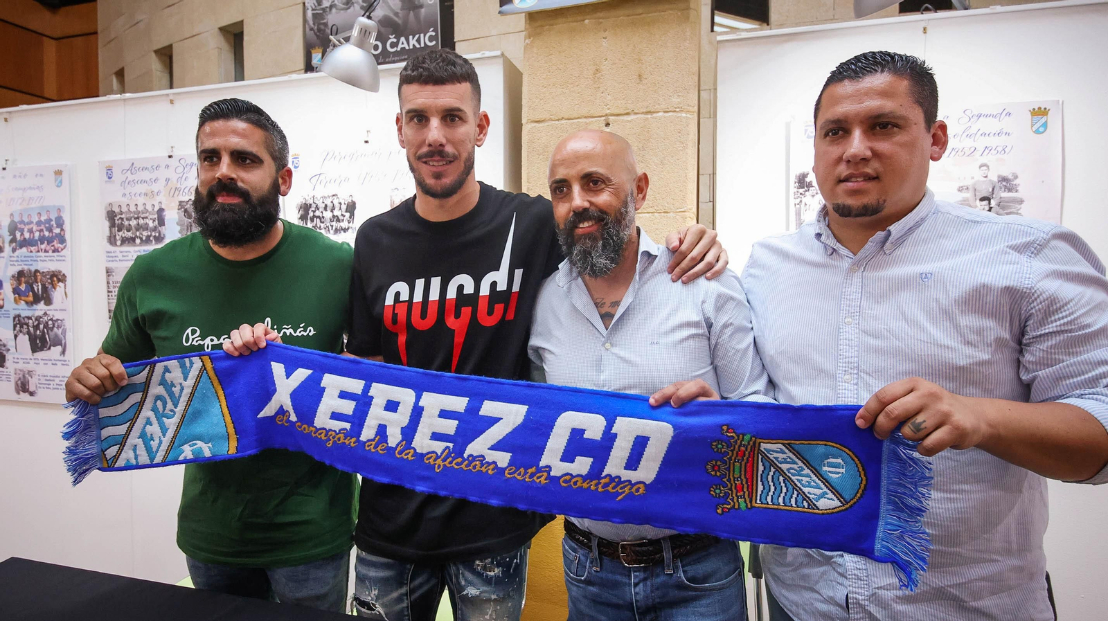 Álvaro Rey posa junto a los dirigentes azulinos en la sala Paul.