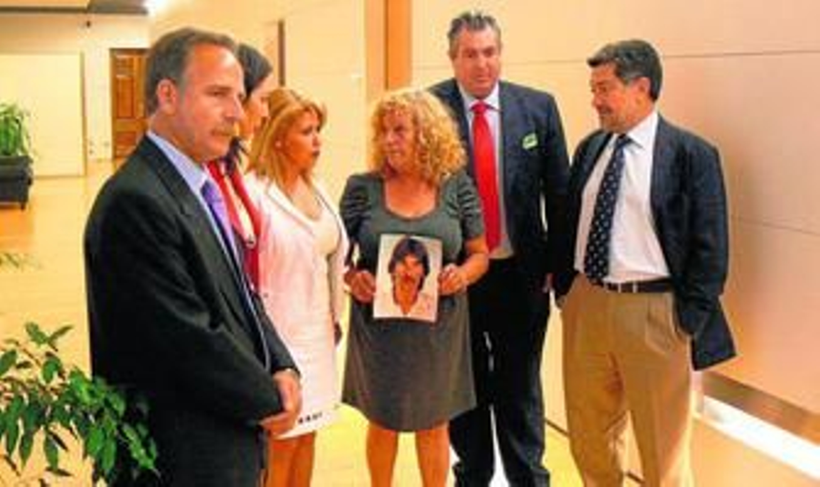 Salvador de la Encina, María del Carmen Sánchez y Javier Barrero, ayer junto a la hermana de Montes Neiro y su abogado en el Congreso.