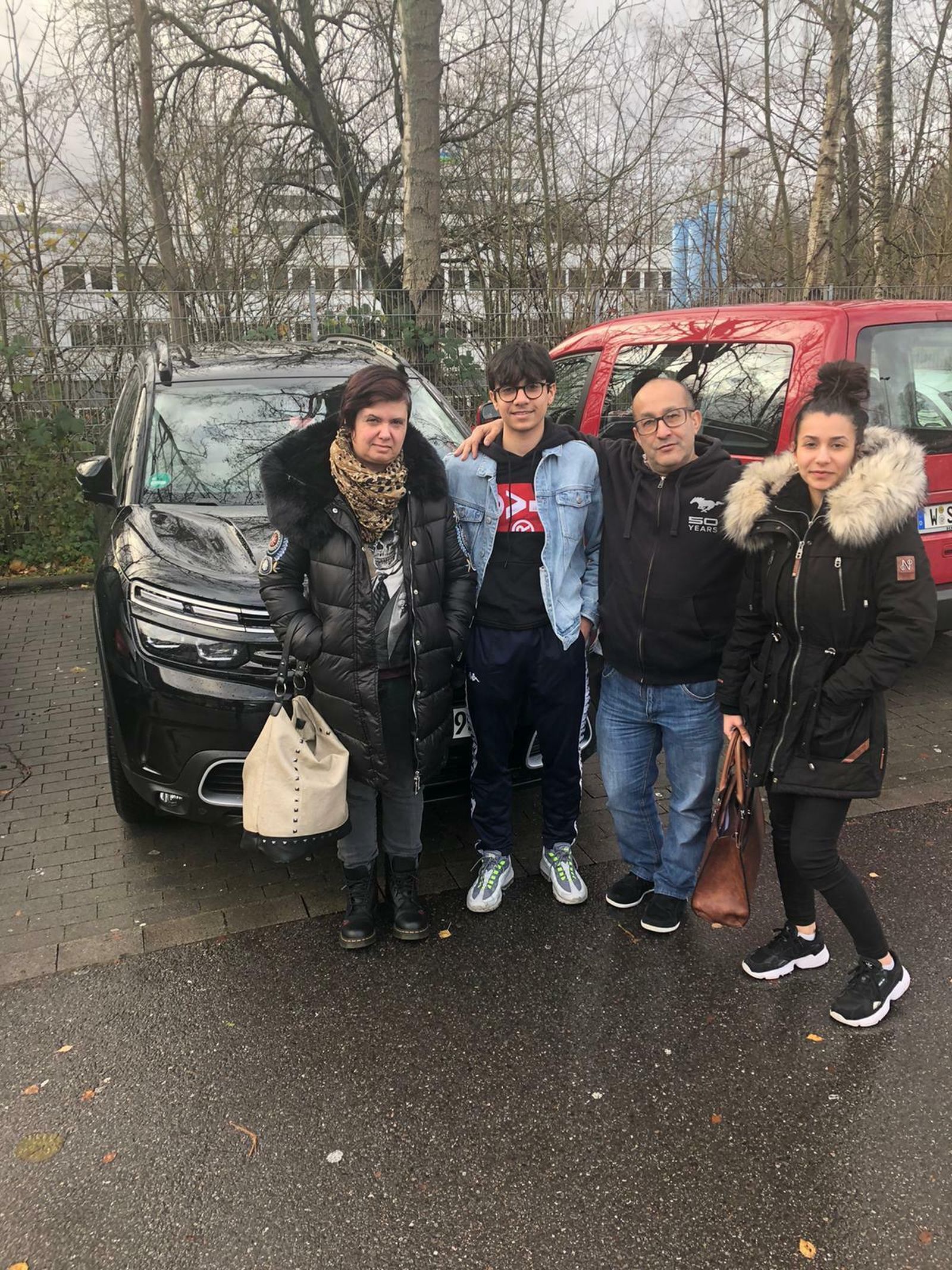 José Mateos Mariscal posa con su esposa, María Coral, y sus hijos, Yhasmin y Leandro, hace unos días en Alemania.