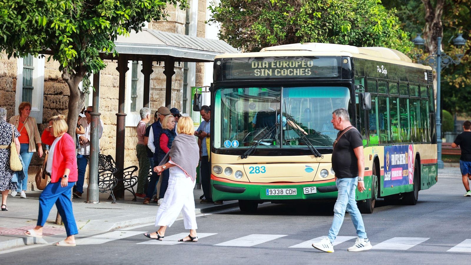 Parada del autobús en la plaza de España.