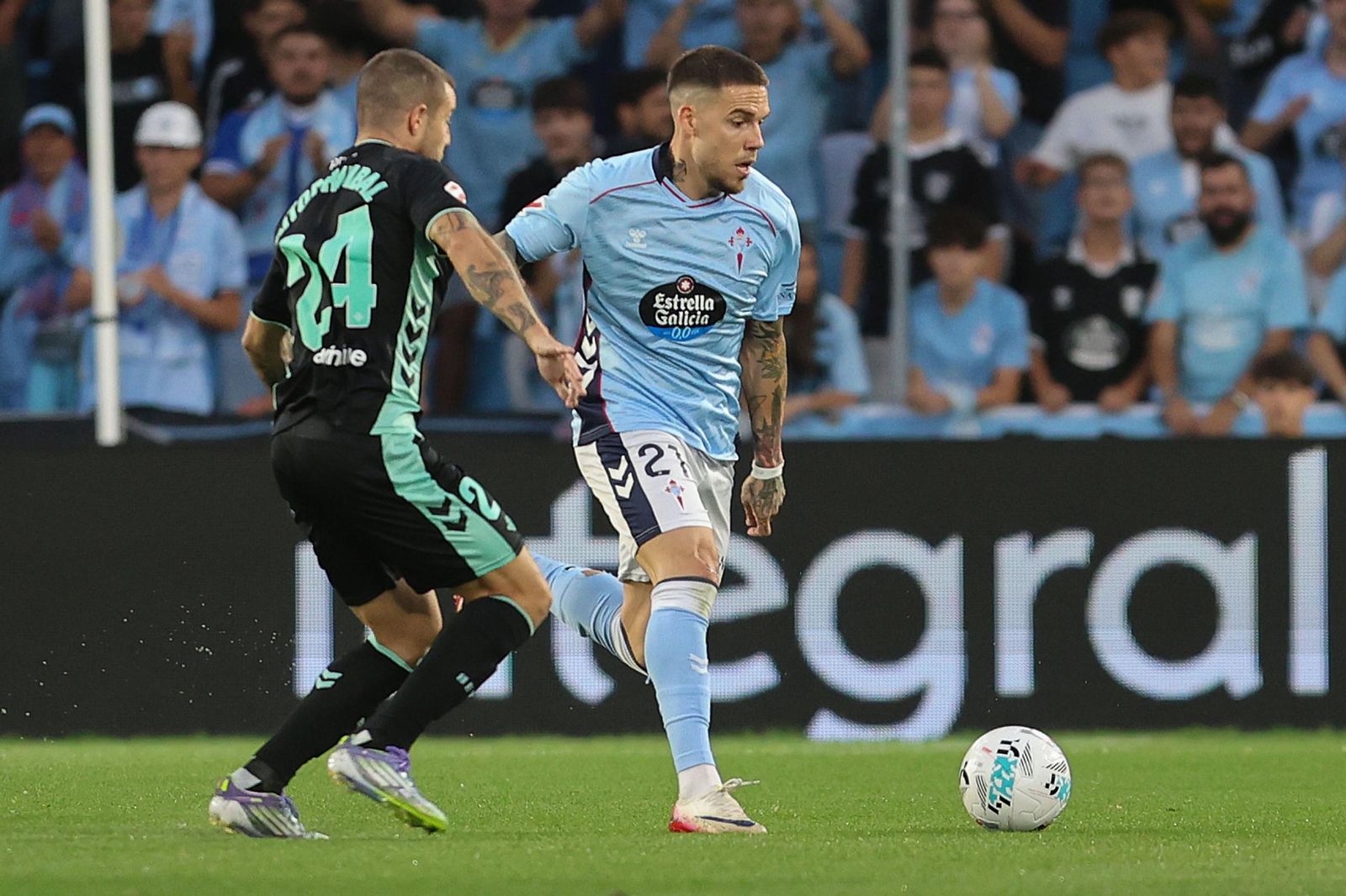 Aitor Ruibal trata de frenar a Ristic.