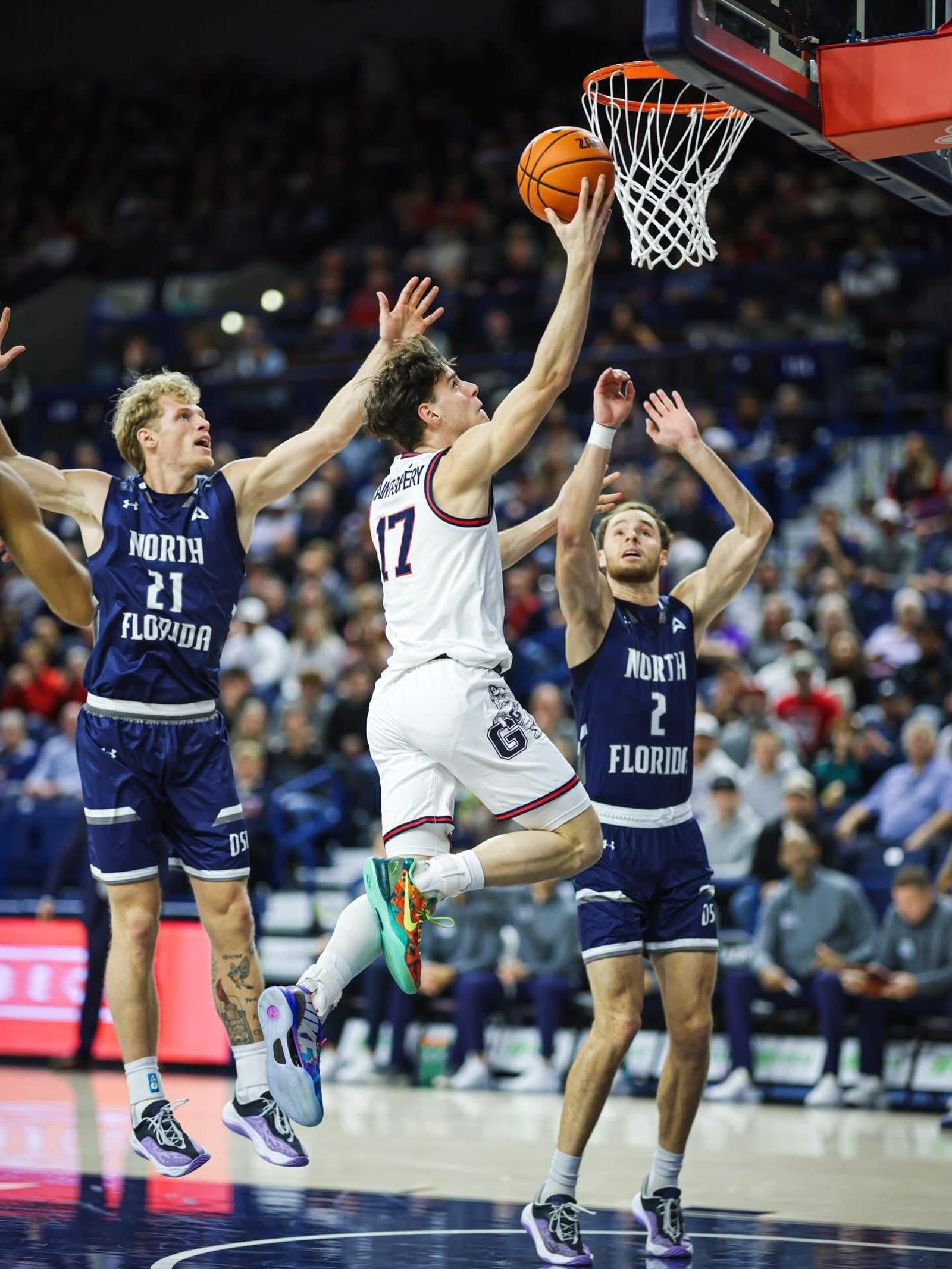 Mario Saint-Supéry, 13 puntos y siete asistencias en la NCAA