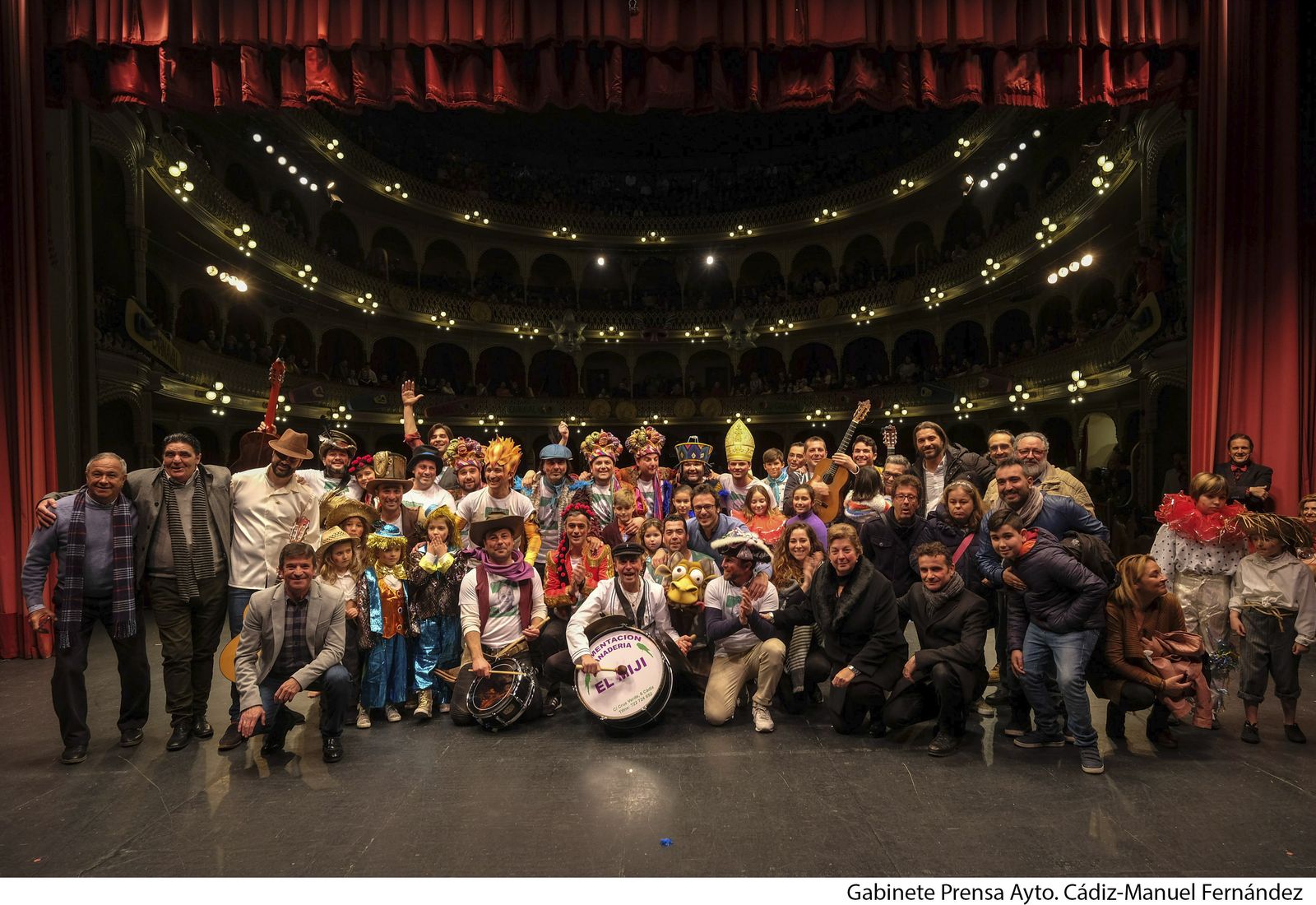 Todos los participantes en el homenaje a Antonio Guerrero Caramé 'El Piojo' posando en el escenario del Gran Teatro Falla.