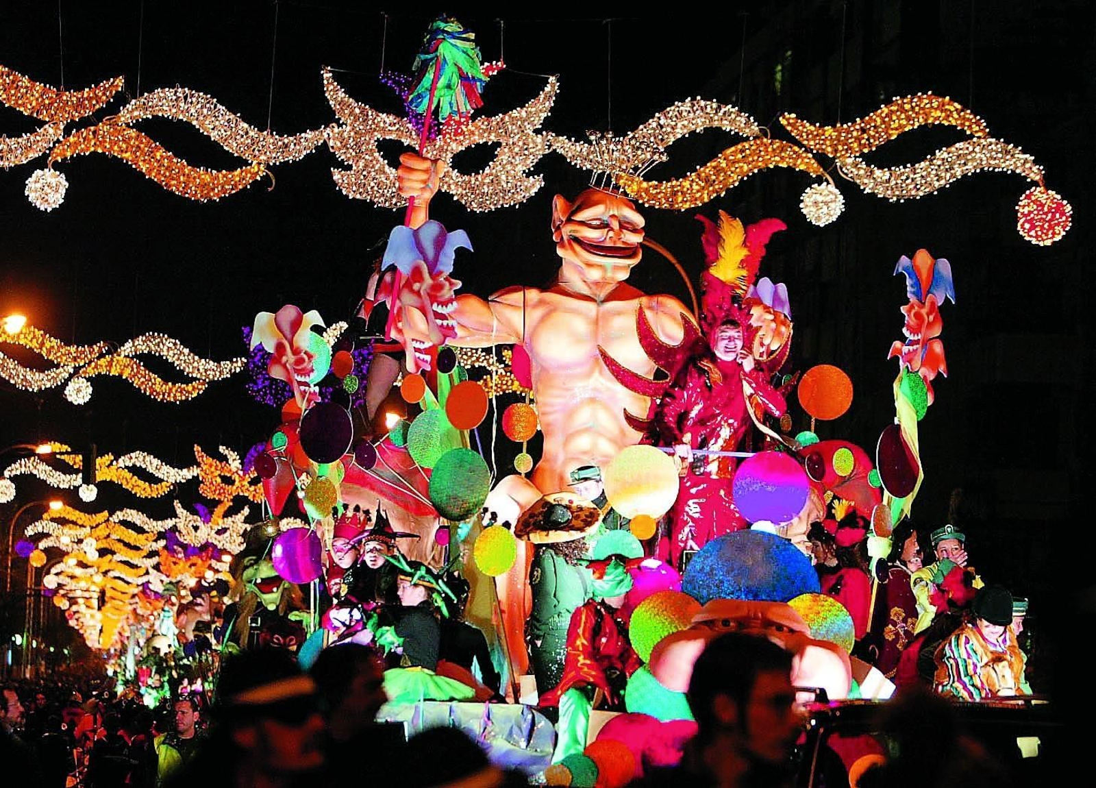 La carroza del Dios Momo durante el recorrido de la Gran Cabalgata por la avenida.