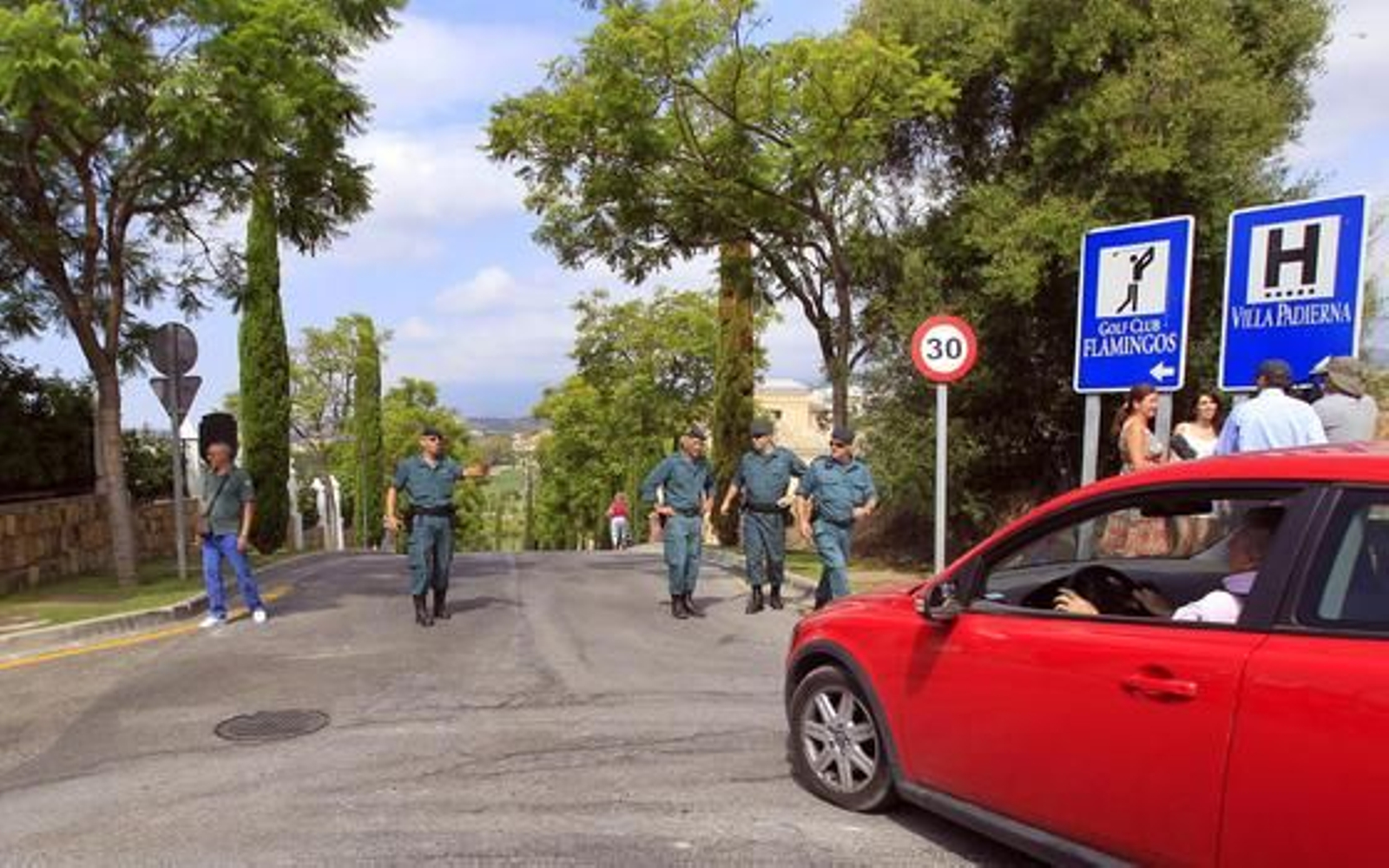 Control policial a la entrada del hotel Villa Padierna, donde se alojan Michelle Obama y su hija Sasha./Sergio Camacho