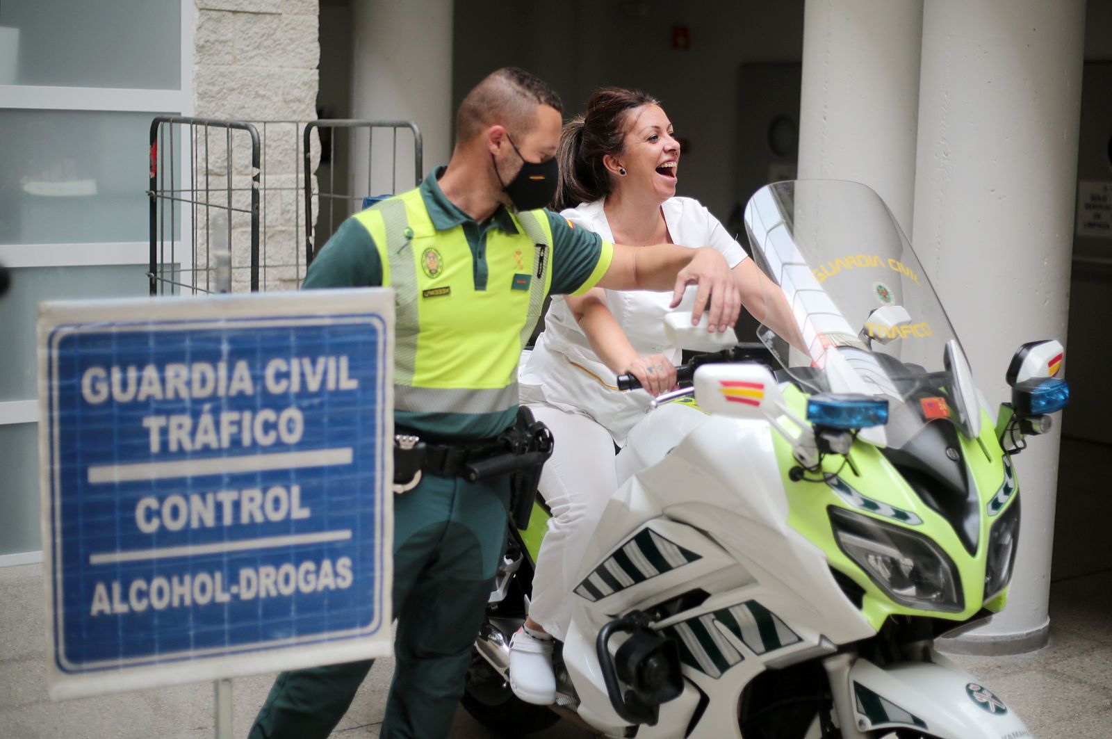 Imágenes de la exhibición de la Guardia Civil en el Hospital Juan Ramón Jiménez con motivo del 35 aniversario de la incorporación de la mujer