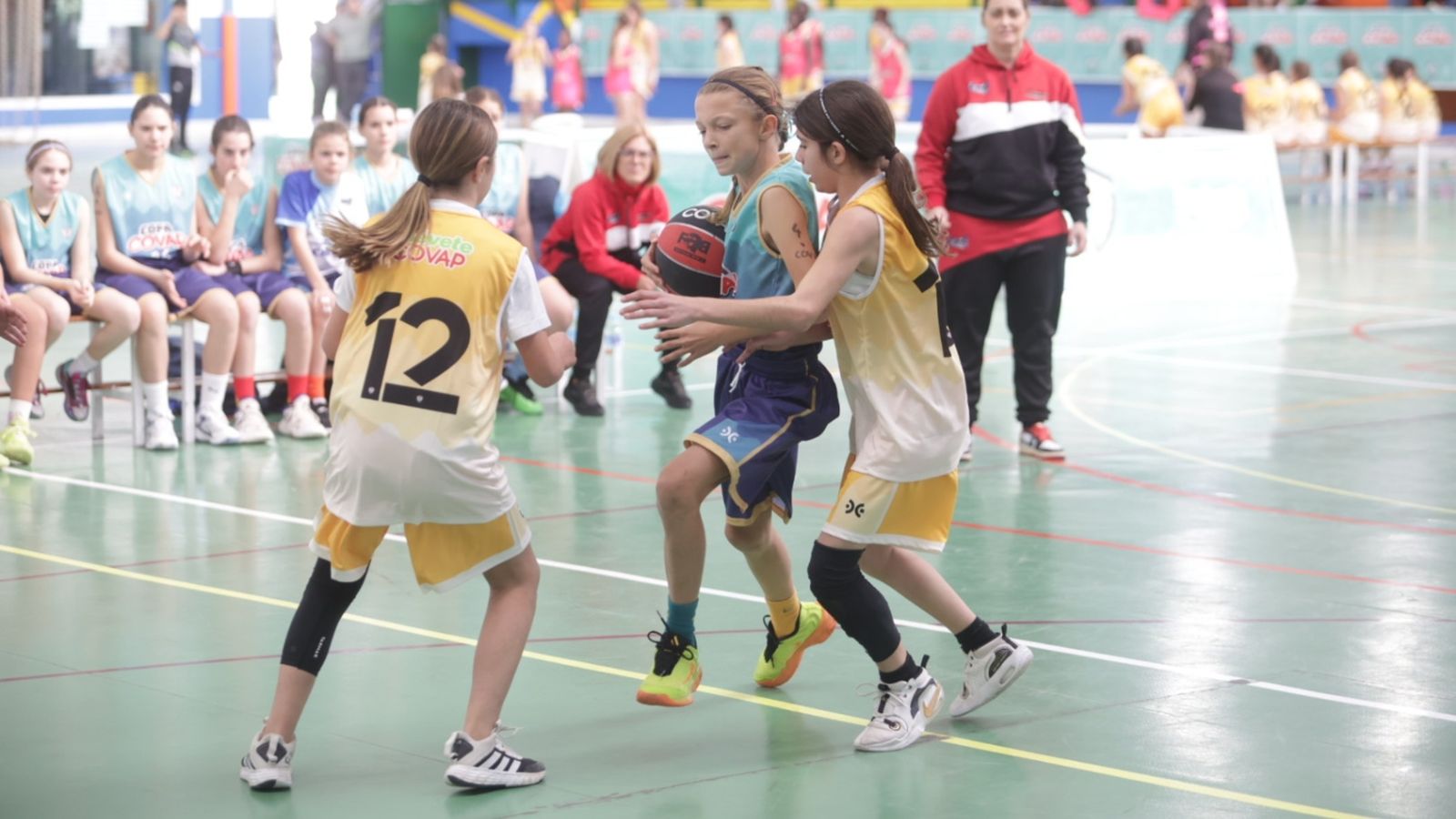 Un partido de baloncesto de la pasada edición de la Copa COVAP celebrada en la localidad huercalense.