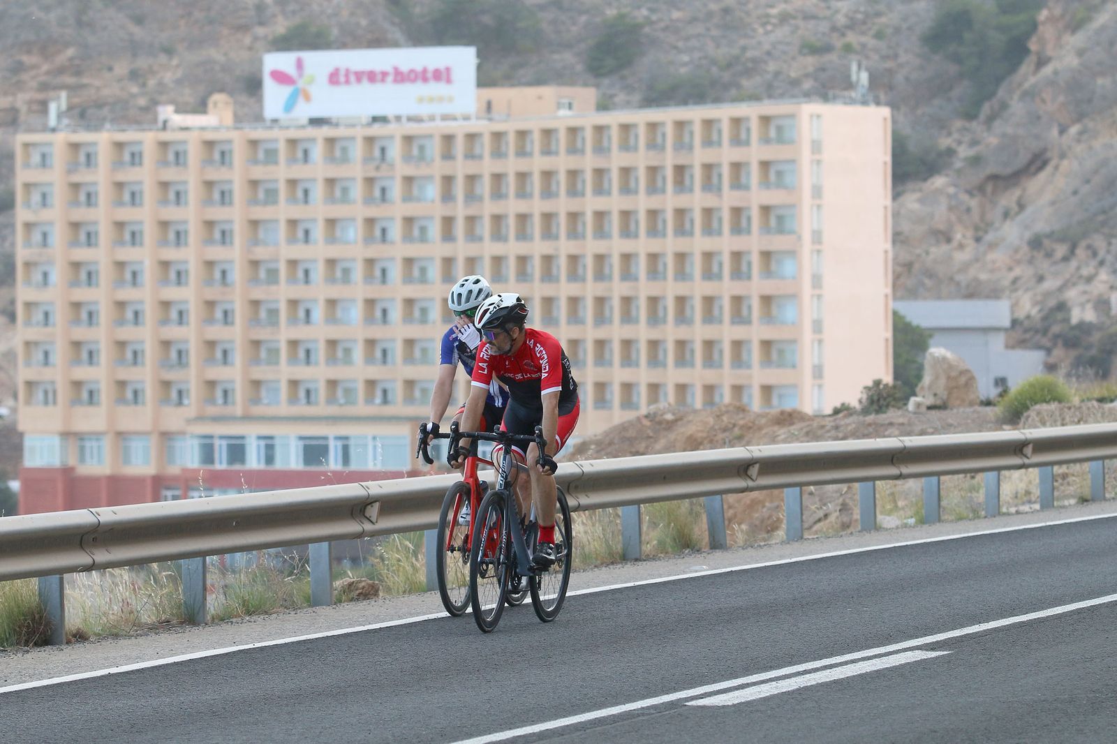 Las imágenes de la gente paseando en la carretera cortada de El Cañarete