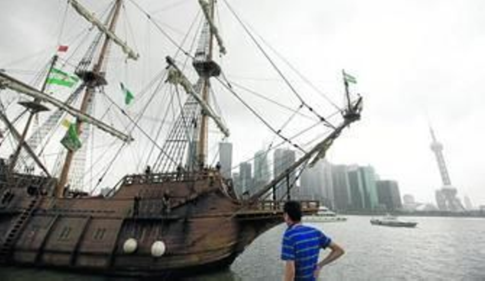 El galeón 'Andalucía' atracado, a primera hora de la tarde de ayer, con los rascacielos de Shanghai como decorado.