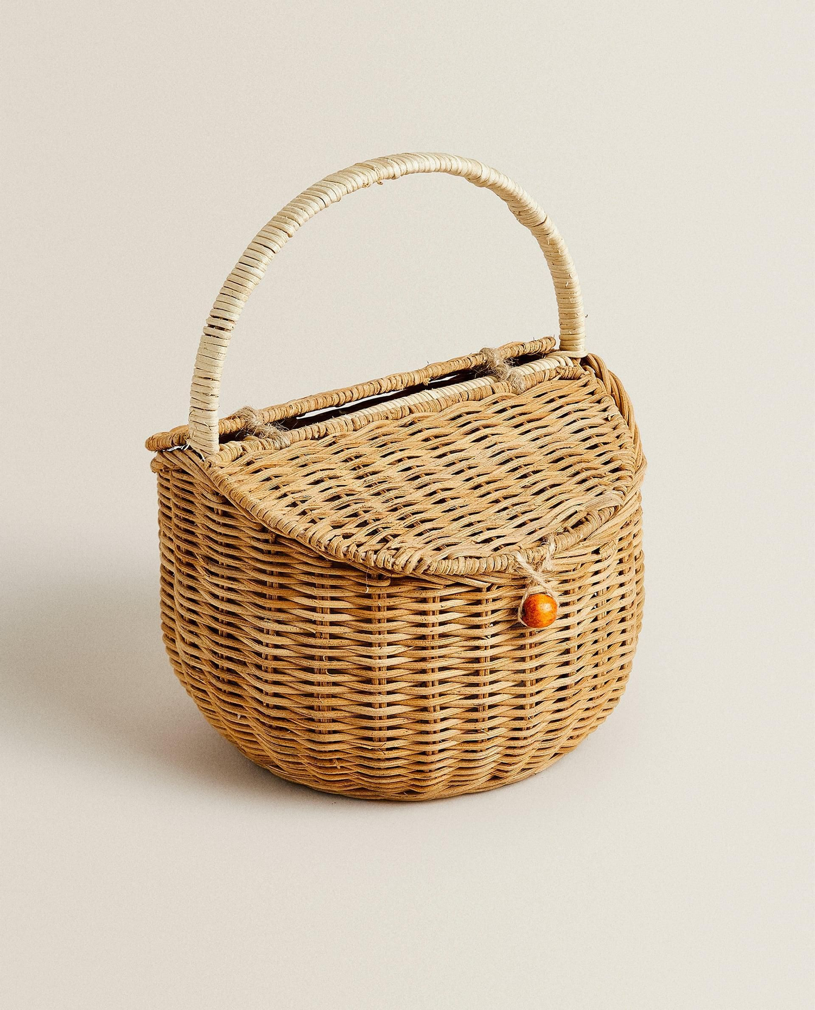 Cesta de ratán de picnic de Zara Home.