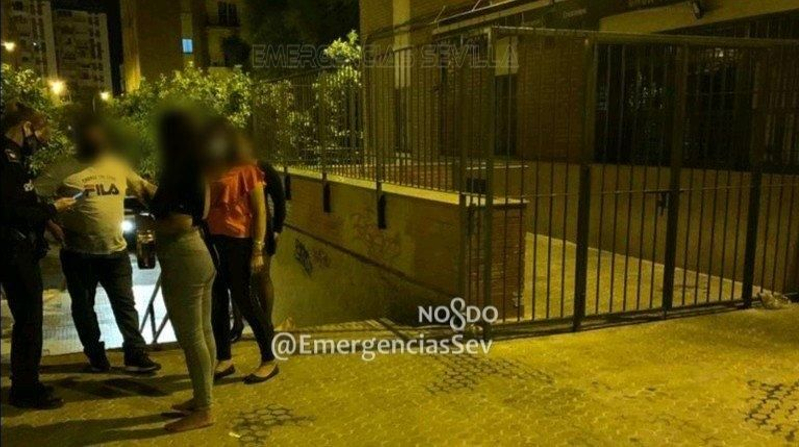 La Policía Local disuelve pequeños grupos de personas consumiendo bebidas en calle Playa de Punta Umbría.