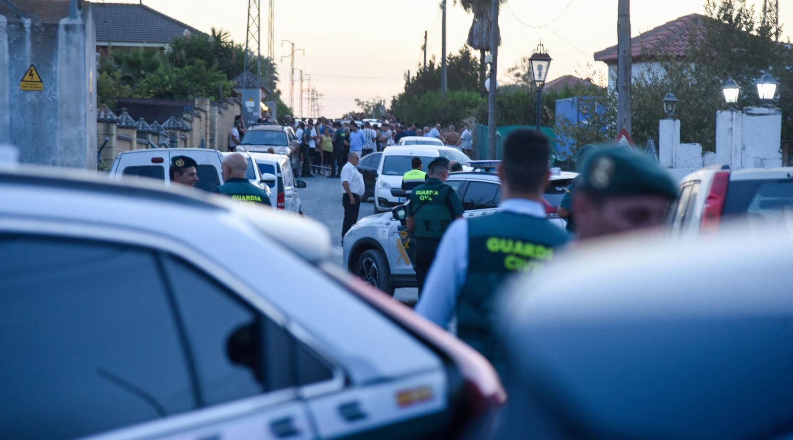 El despliegue de seguridad de la Guardia Civil en la urbanización Los Nietos, el día del tiroteo.