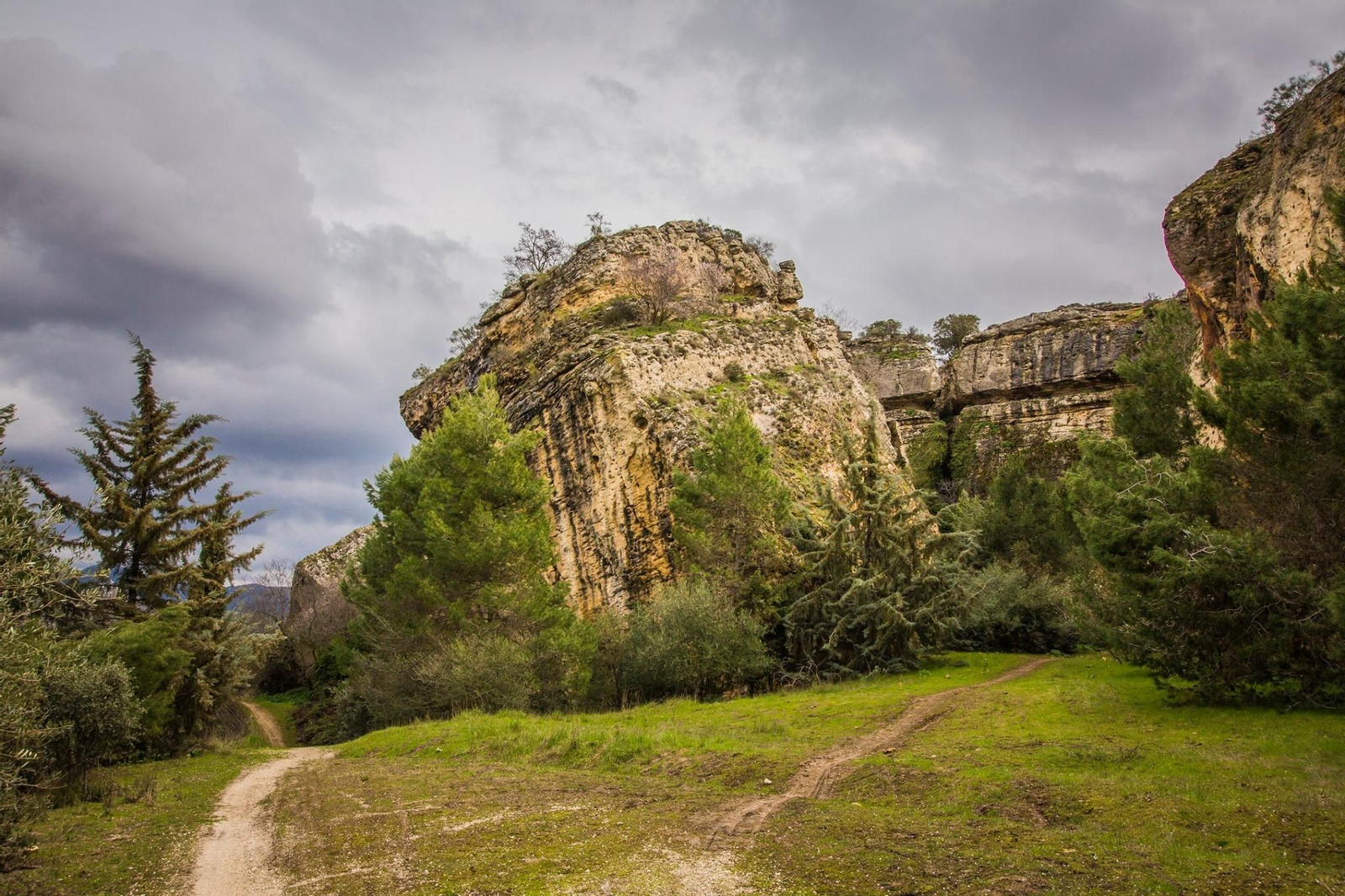Alcalá la Real, tierra de frontera, se ubica al sur de la provincia de Jaén. Alcalá la Real, tierra de frontera, se ubica al sur de la provincia de Jaén.