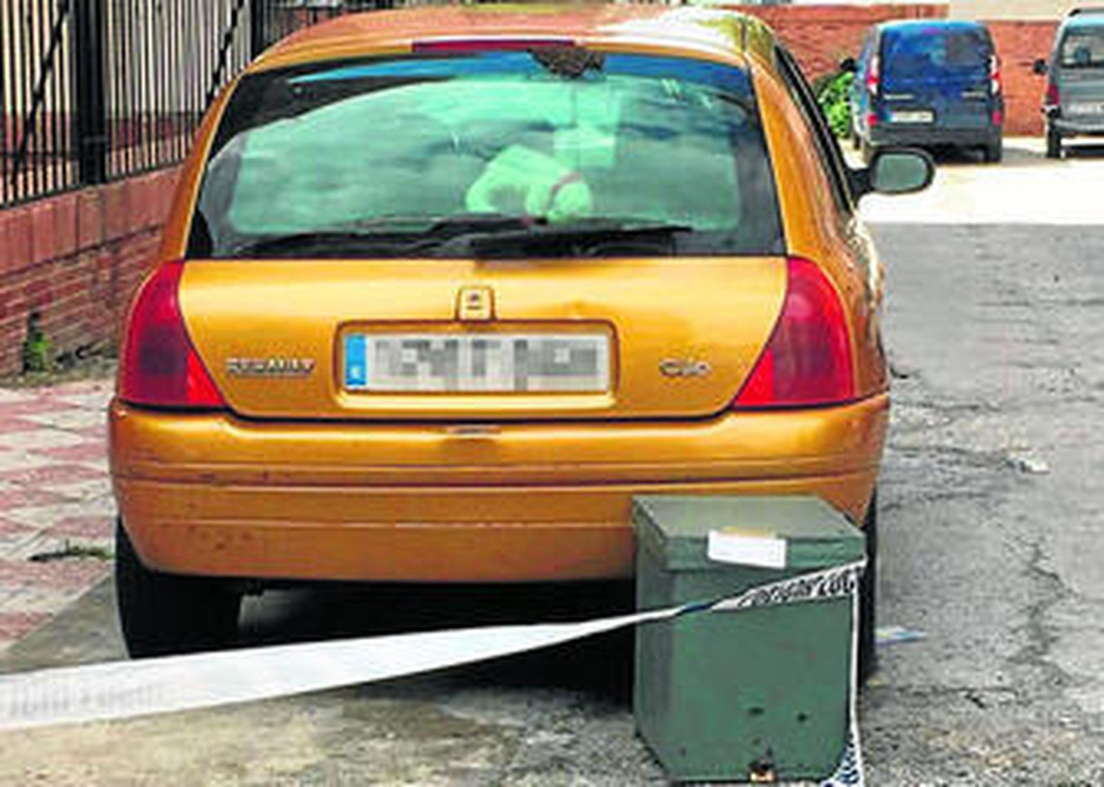 Los bomberos llamaron a un apicultor que fue el encargado de meter a las abejas en la caja.