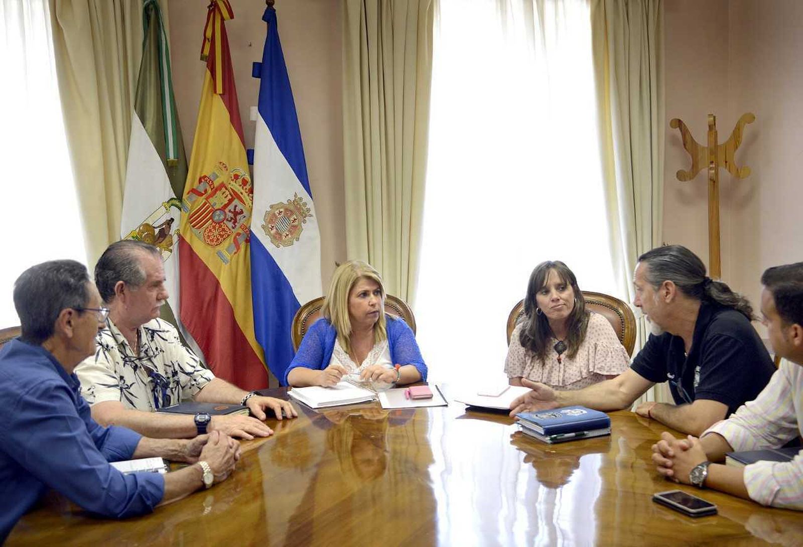 La alcaldesa, ayer durante la reunión con los miembros de la comisión permanente del consejo local del Motor.