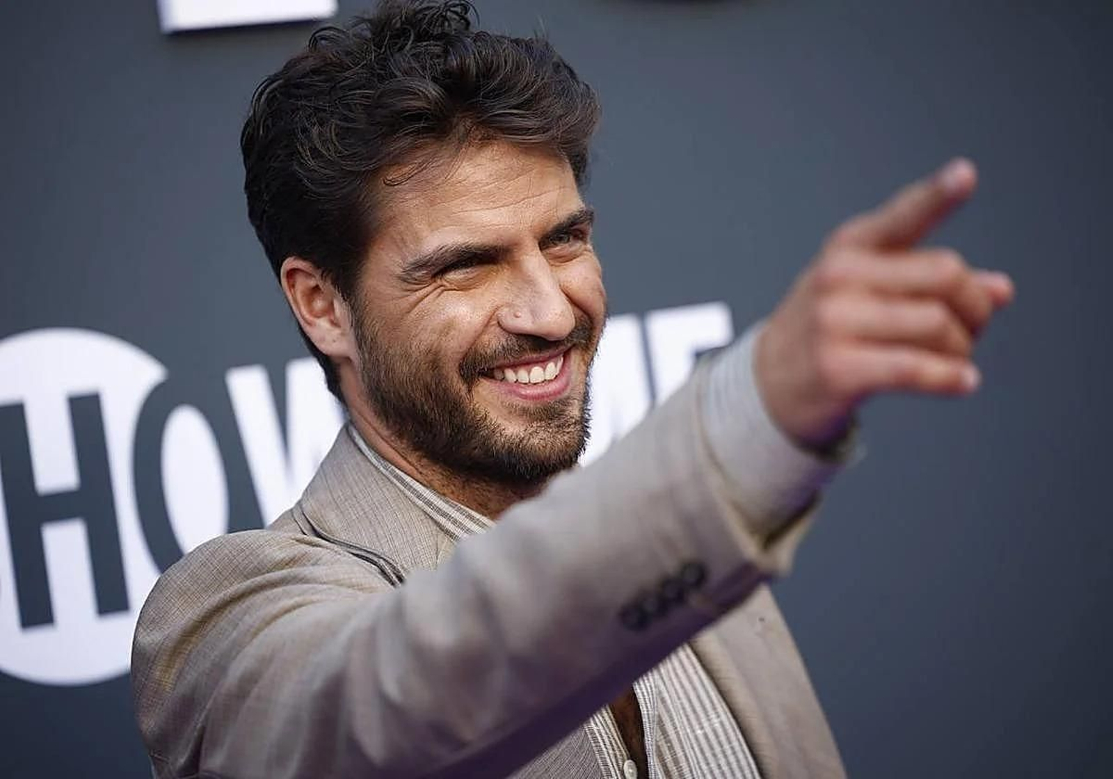 Maxi Iglesias ha conseguido el título de piloto de avión en una prestigiosa escuela de formación aeronáutica.