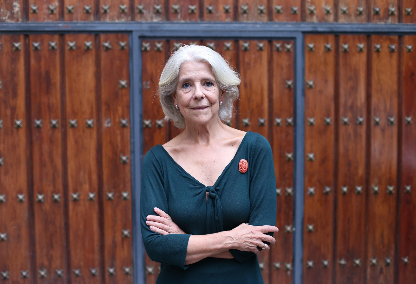 Pilar Tena (Madrid, 1050) es licenciada en Derecho y Ciencias de la Información.