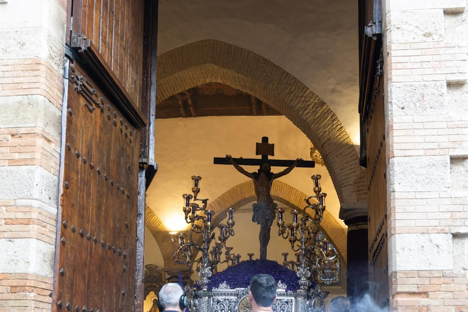 Las cofradías de la Vera Cruz, Expiración y Gran Poder lucen sus cortejos en la calle