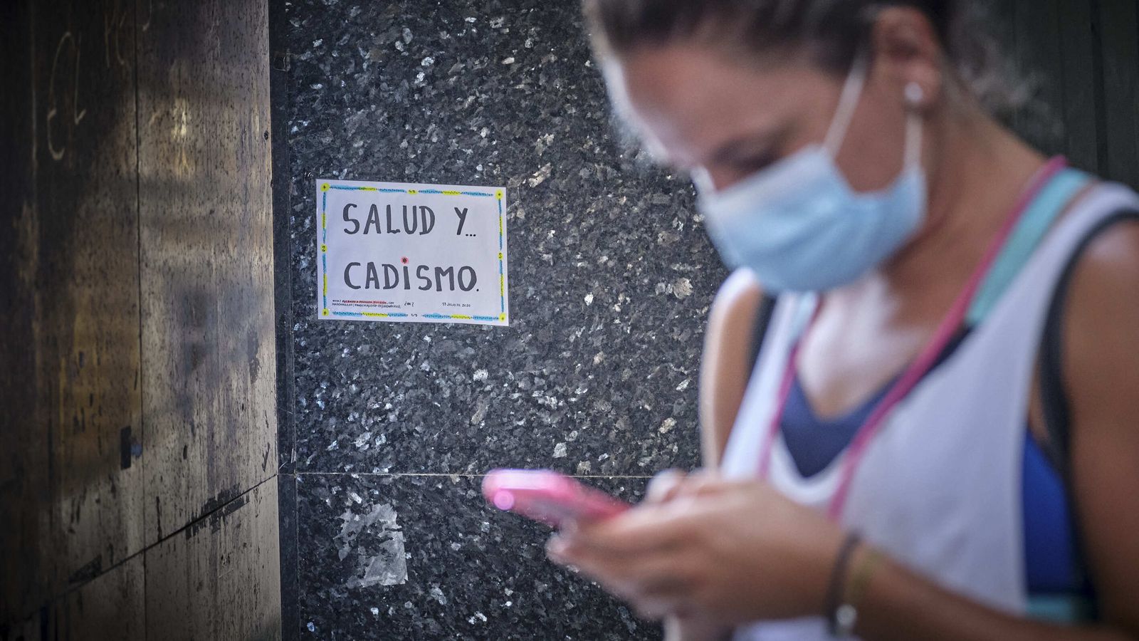 Una joven pasea con su mascarilla por Cádiz