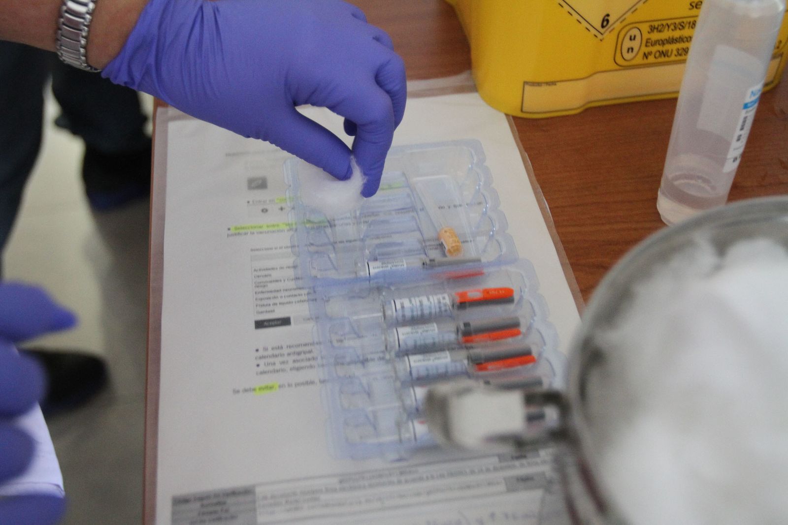 Varias dosis de vacunas contra la gripe.