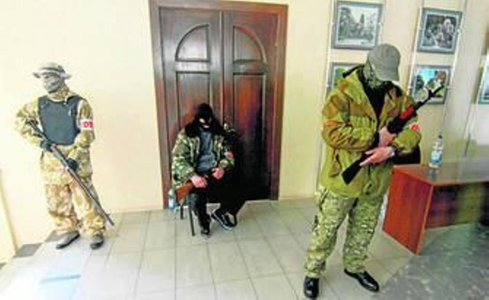 Activistas prorrusos armados toman el Ayuntamiento de Donetsk, en el este del país.
