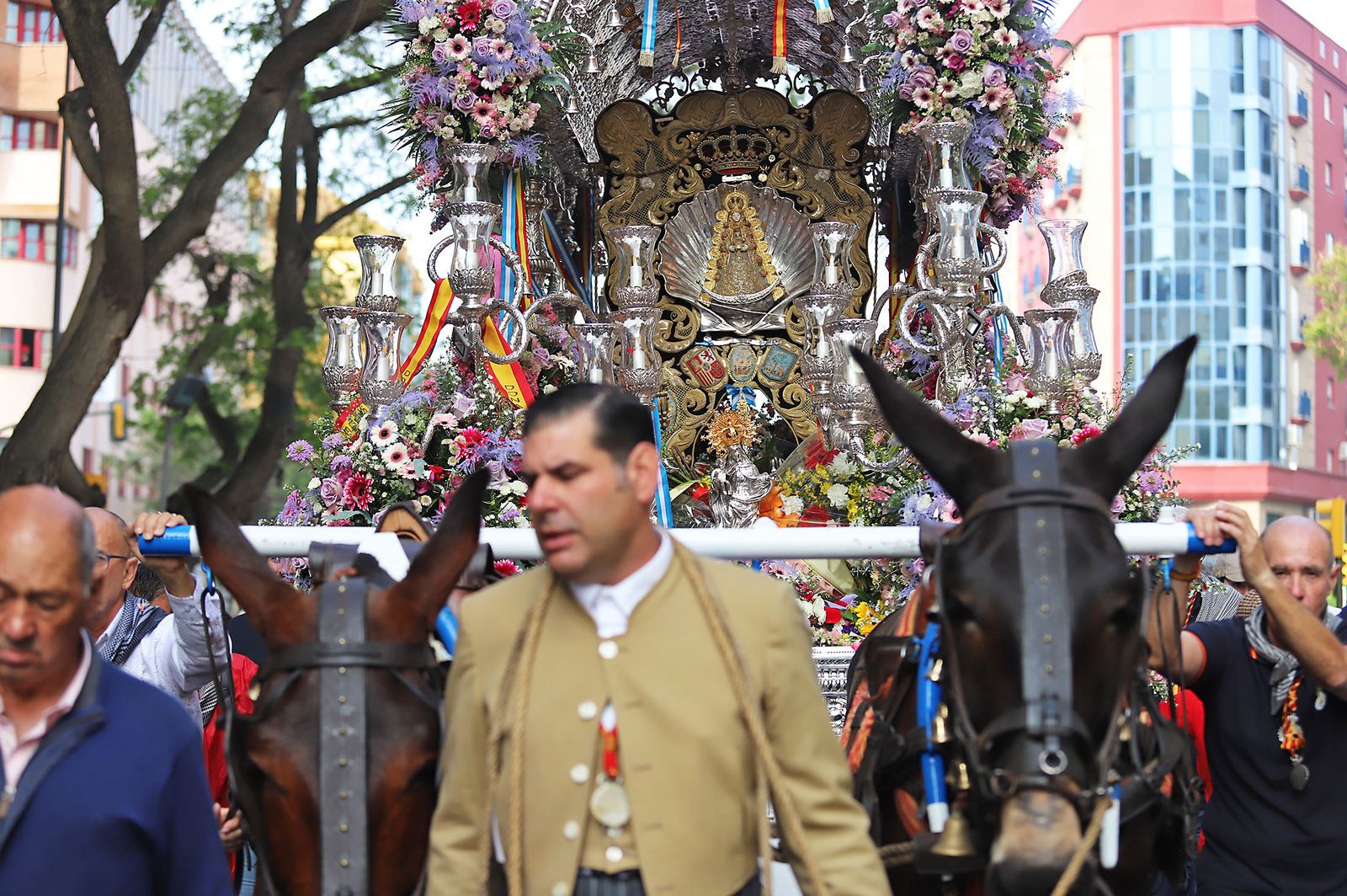 El Rocío 2023: Imágenes de la Hermandad de Emigrantes en su salida de Huelva