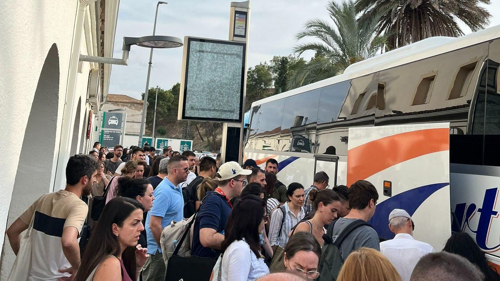 Usuarios de Renfe esperando el autobús.