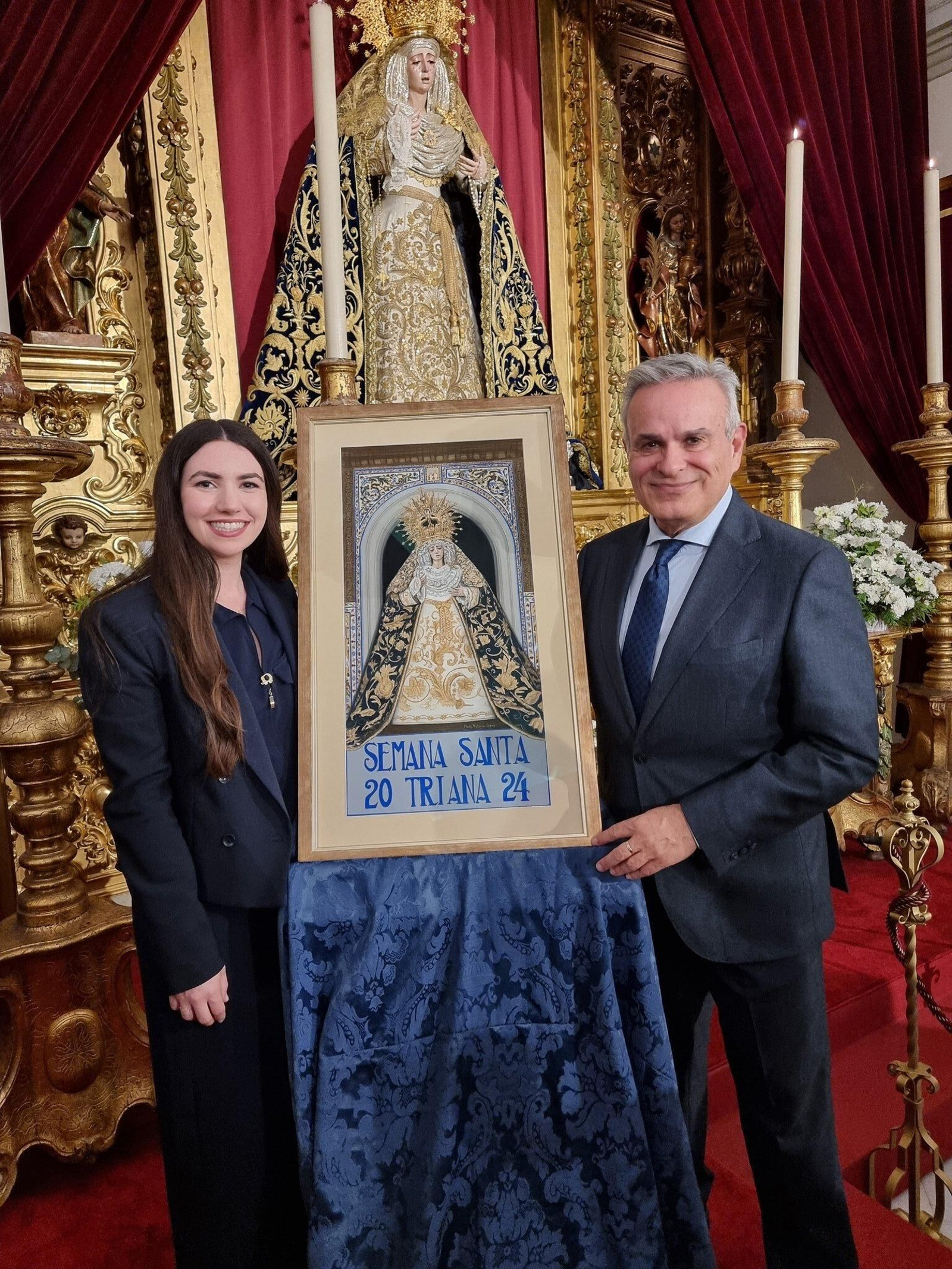 La cartelista junto a Cristóbal Cervantes, el pregonero