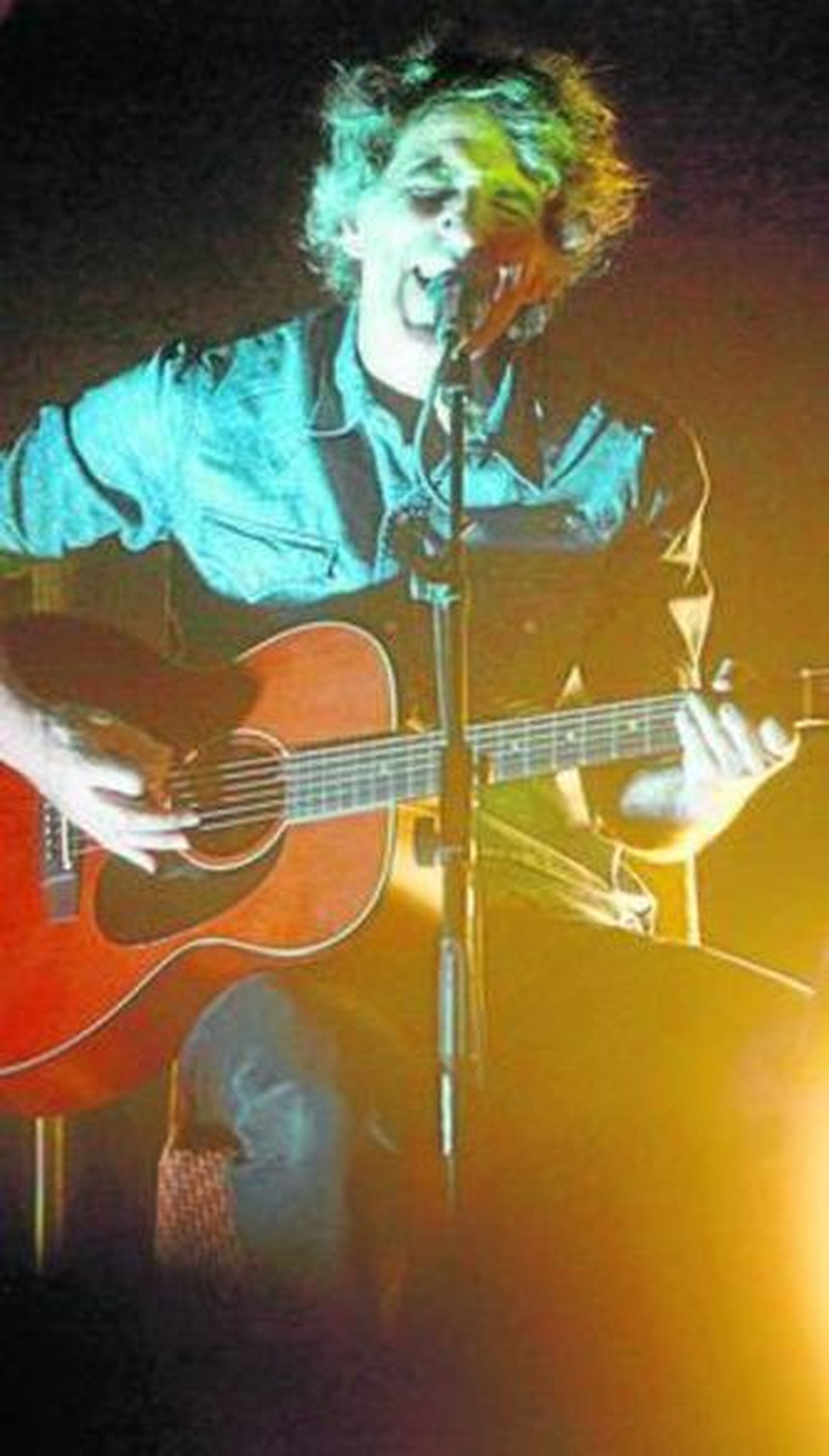 Mikel Erentxun, durante su actuación en la azotea del Parador.