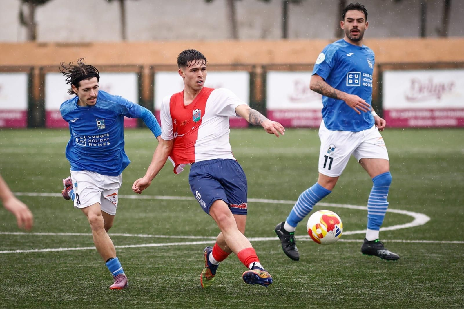 Un jugador del Churriana dando un pase en el duelo ante el Alhaurino.