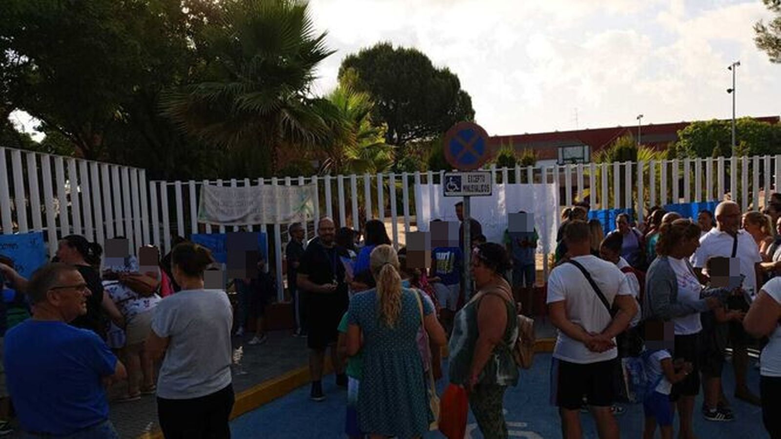 Protesta de padres y alumnos por la valoración negativa del director del CEIP Hernán Cortés.