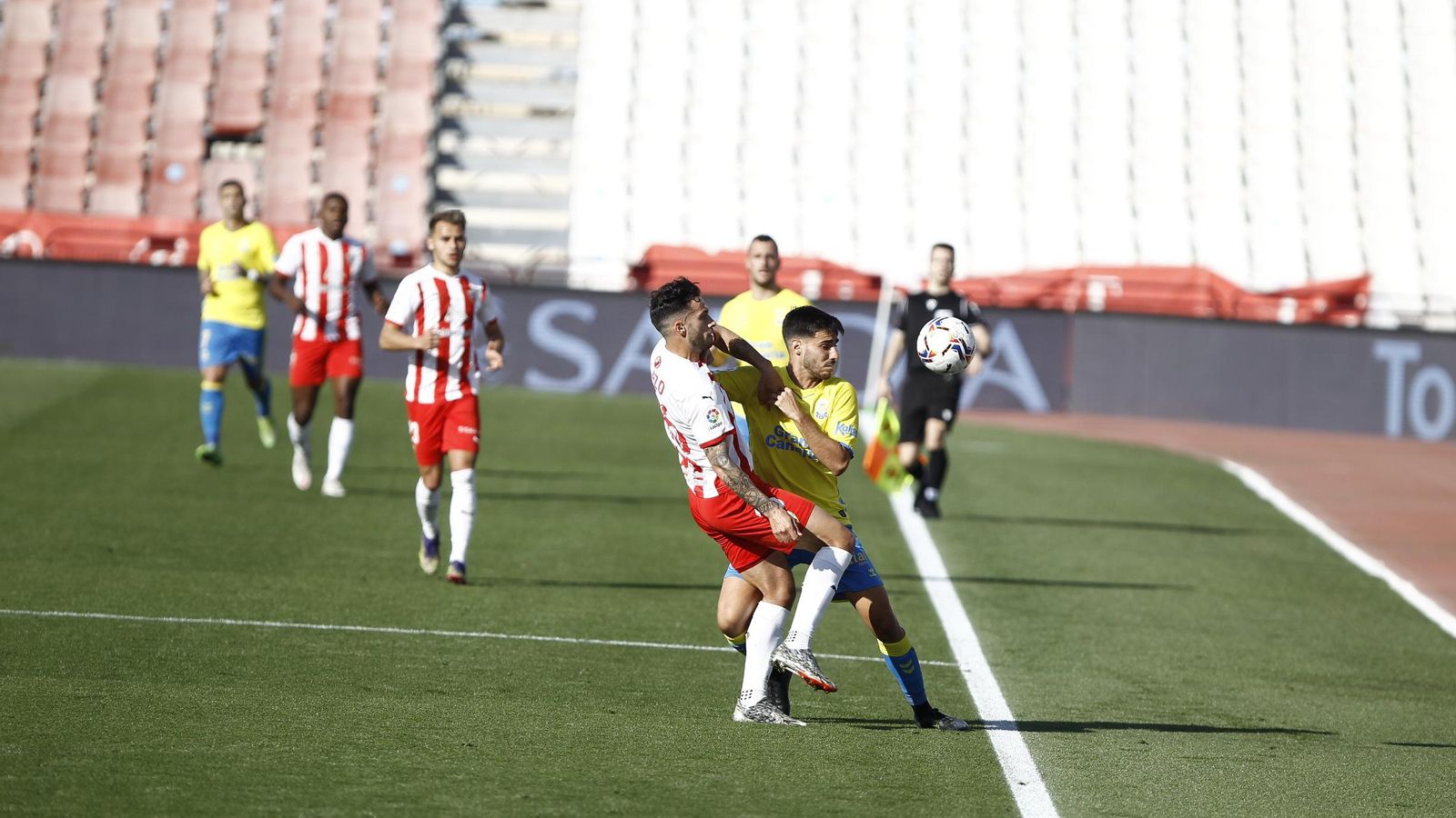 Lazo, de los mejores, pelea por un balón.