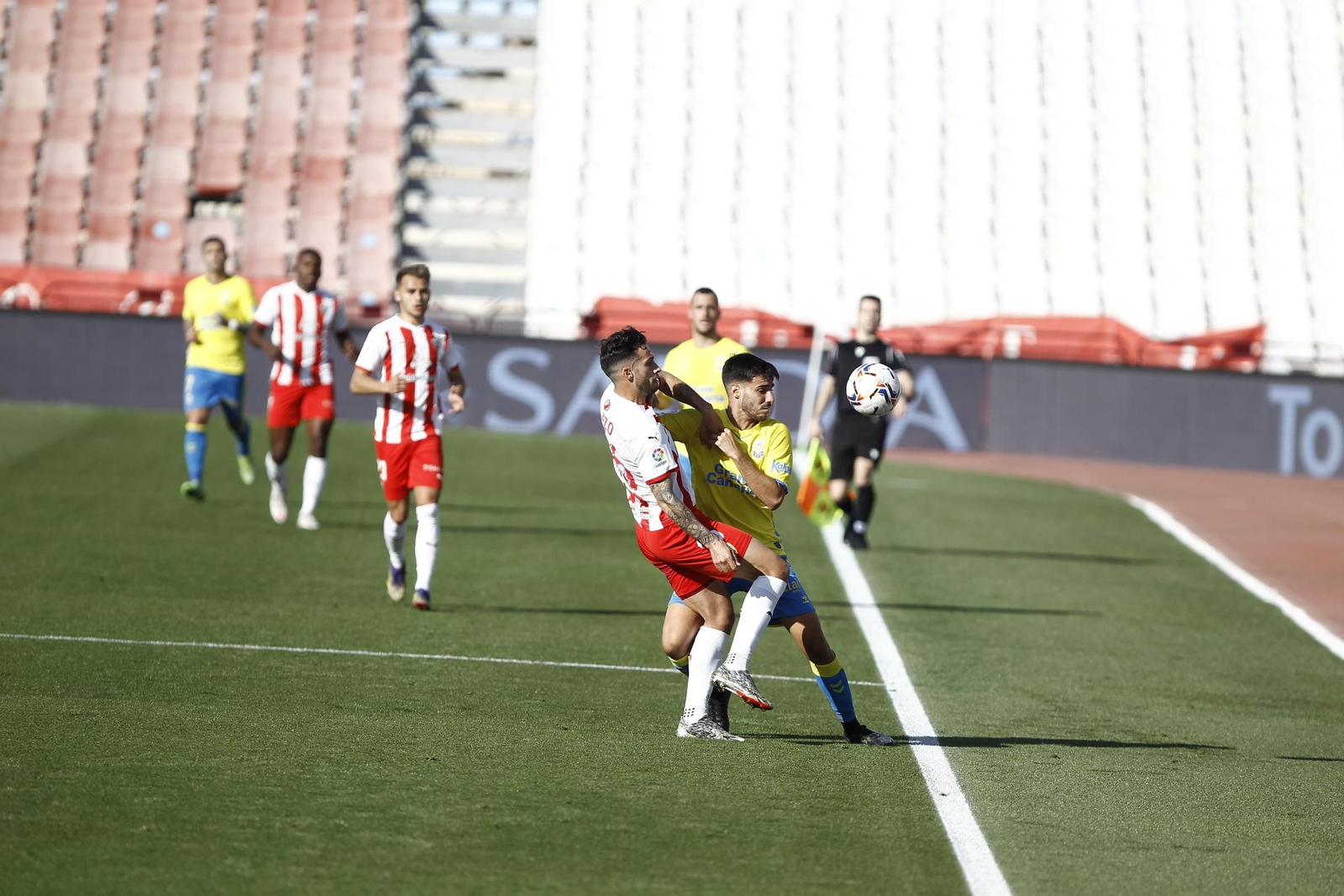Lazo, de los mejores, pelea por un balón.